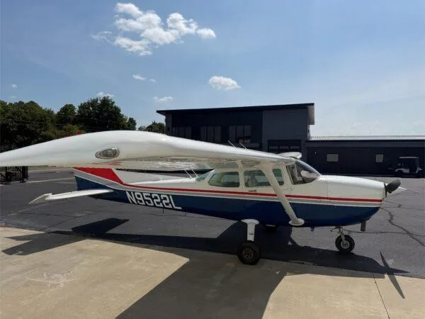Exterior view of a 1986 CESSNA 172P SKYHAWK, N9522L.