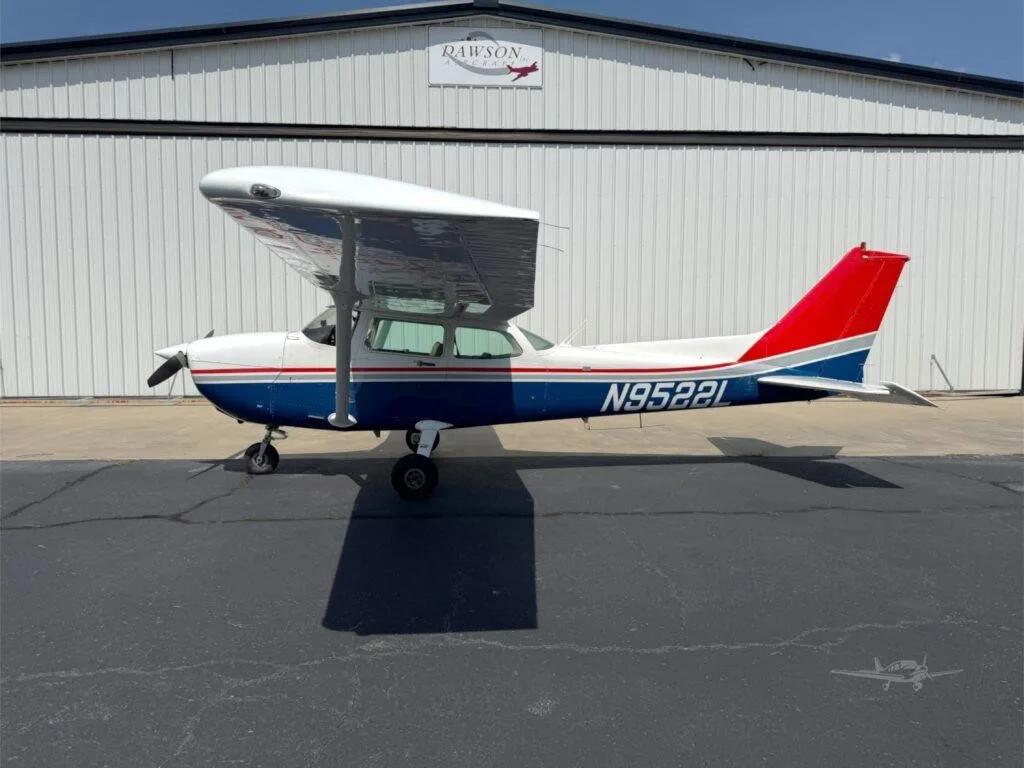 Exterior view of a 1986 CESSNA 172P SKYHAWK, N9522L.