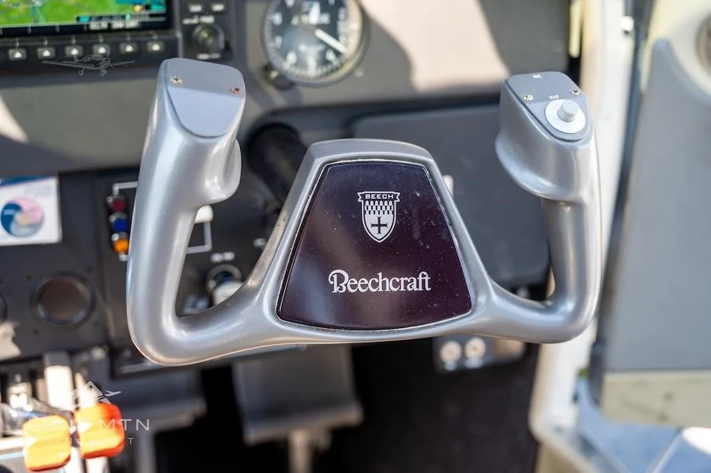 Cockpit and instrument panel of a 2014 BEECHCRAFT G58 BARON.
