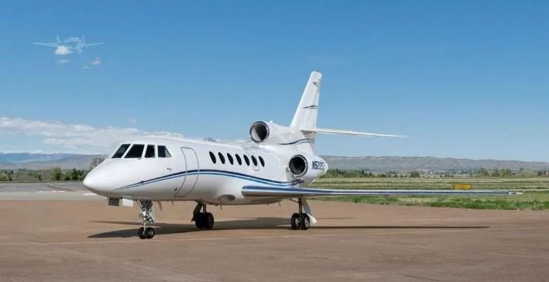 Exterior view of a 1999 DASSAULT FALCON 50EX, N522EE.
