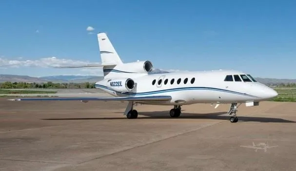 Exterior view of a 1999 DASSAULT FALCON 50EX, N522EE.
