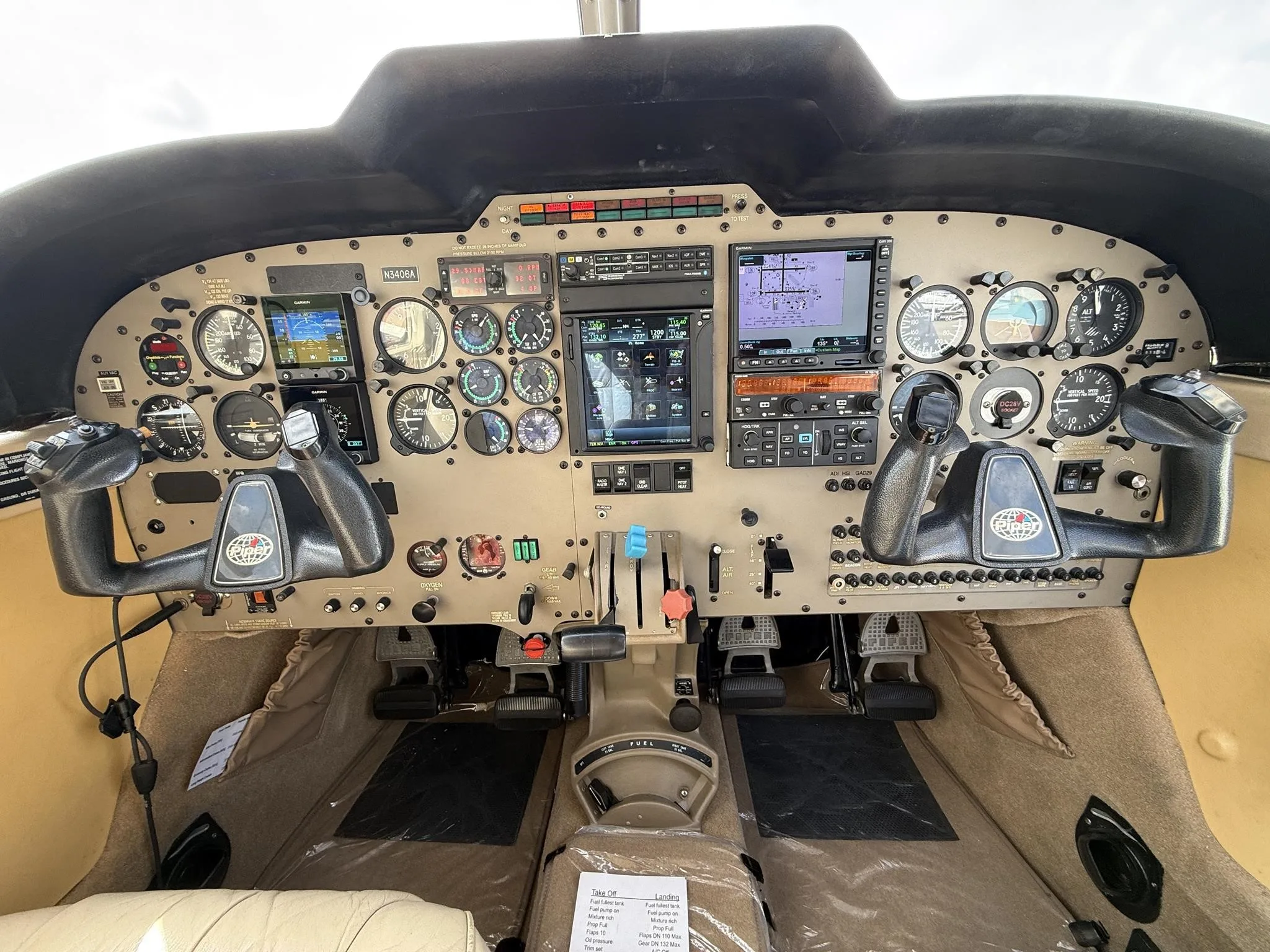 Cockpit and instrument panel of a 1998 PIPER SARATOGA II TC.