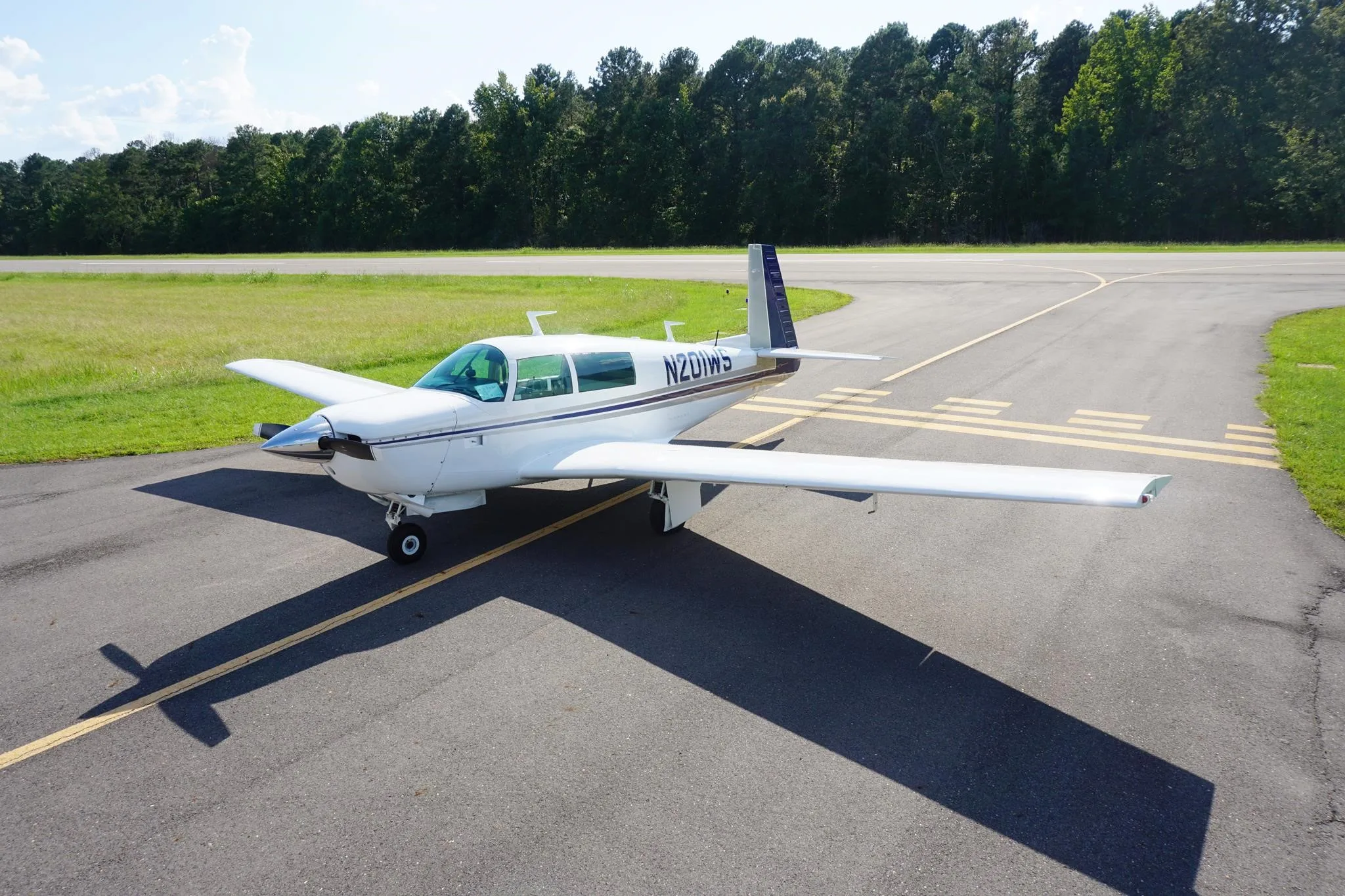 Exterior view of a 1977 MOONEY M20J 201, N201WS.