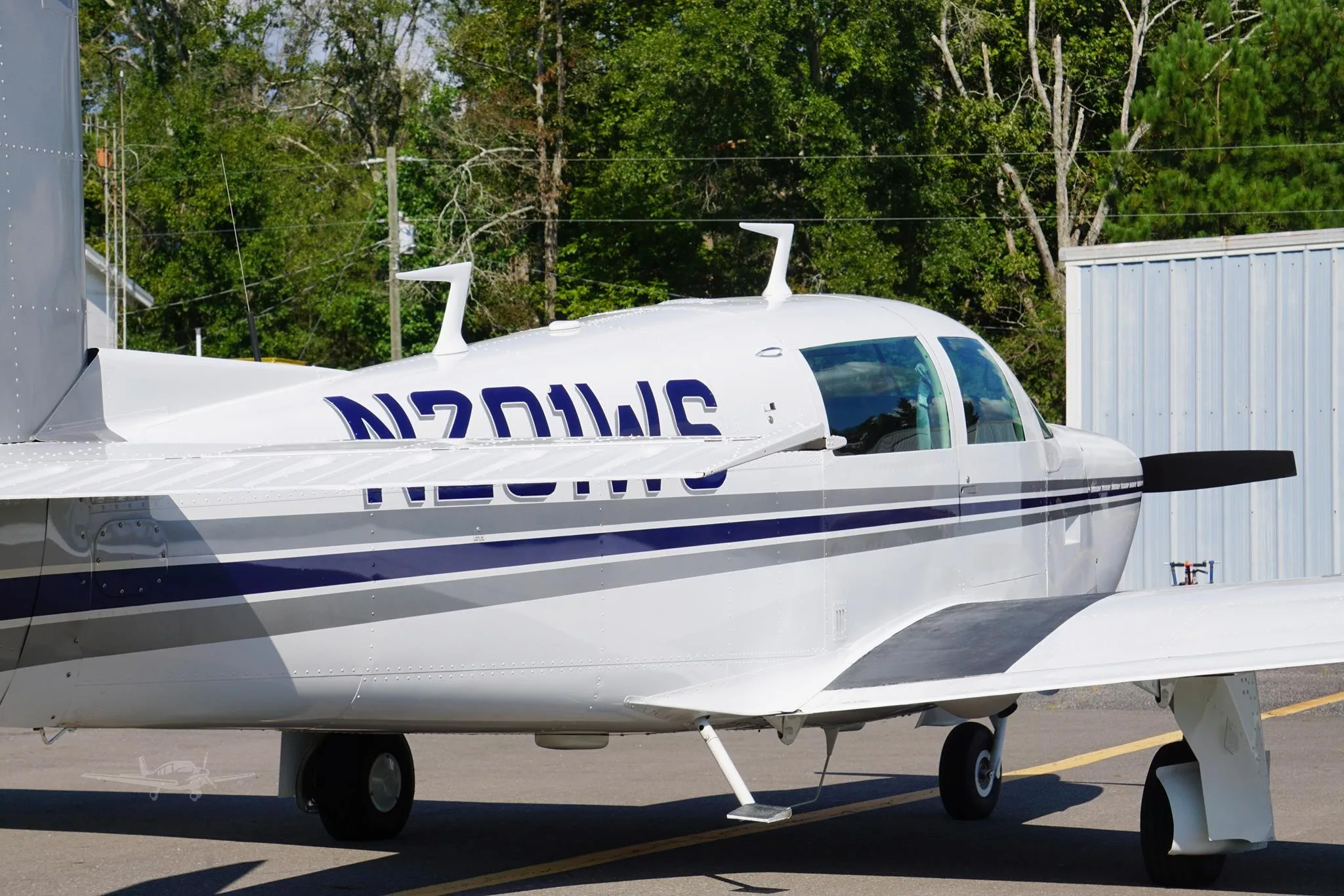 Exterior view of a 1977 MOONEY M20J 201, N201WS.