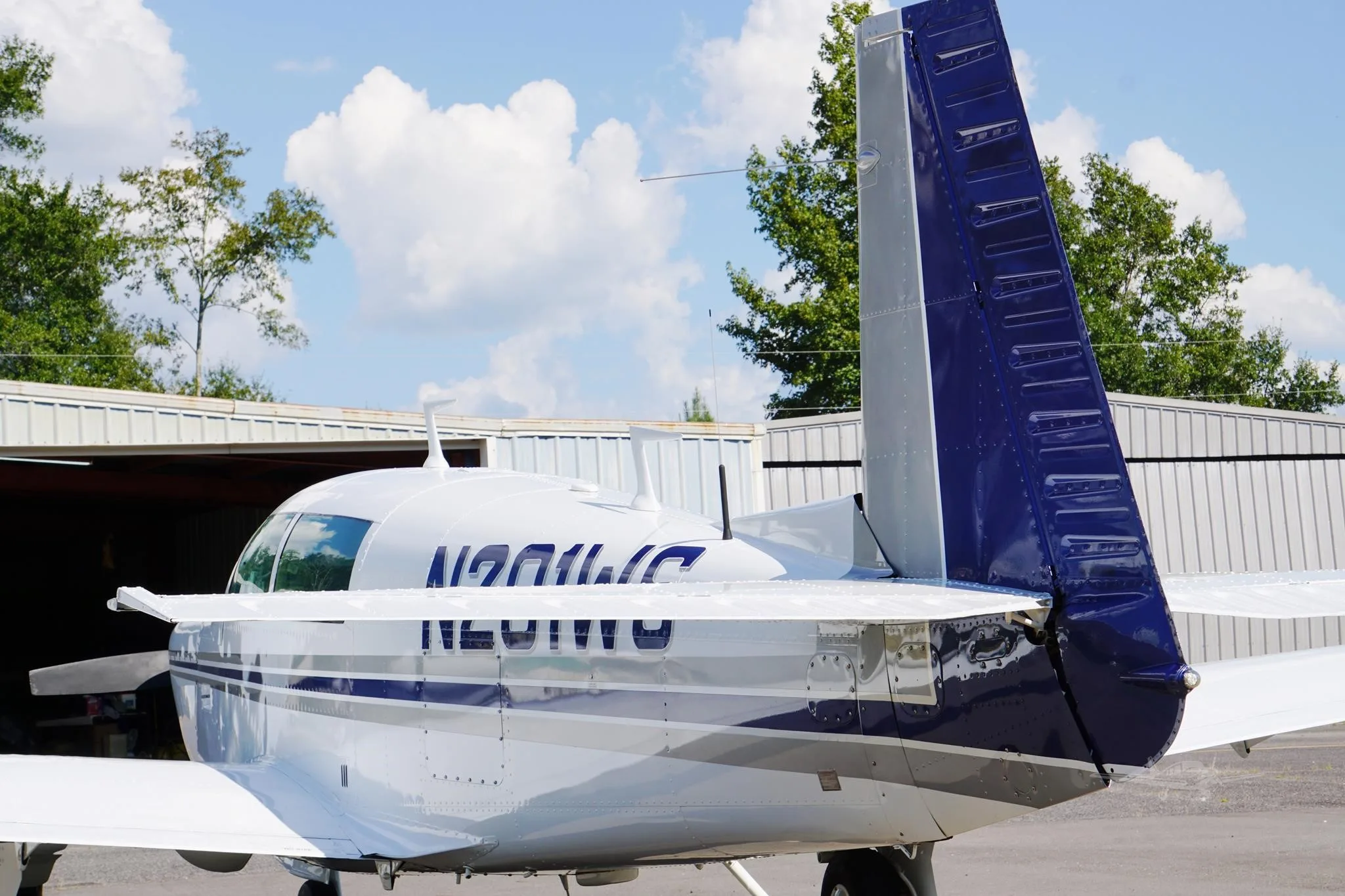 Exterior view of a 1977 MOONEY M20J 201, N201WS.