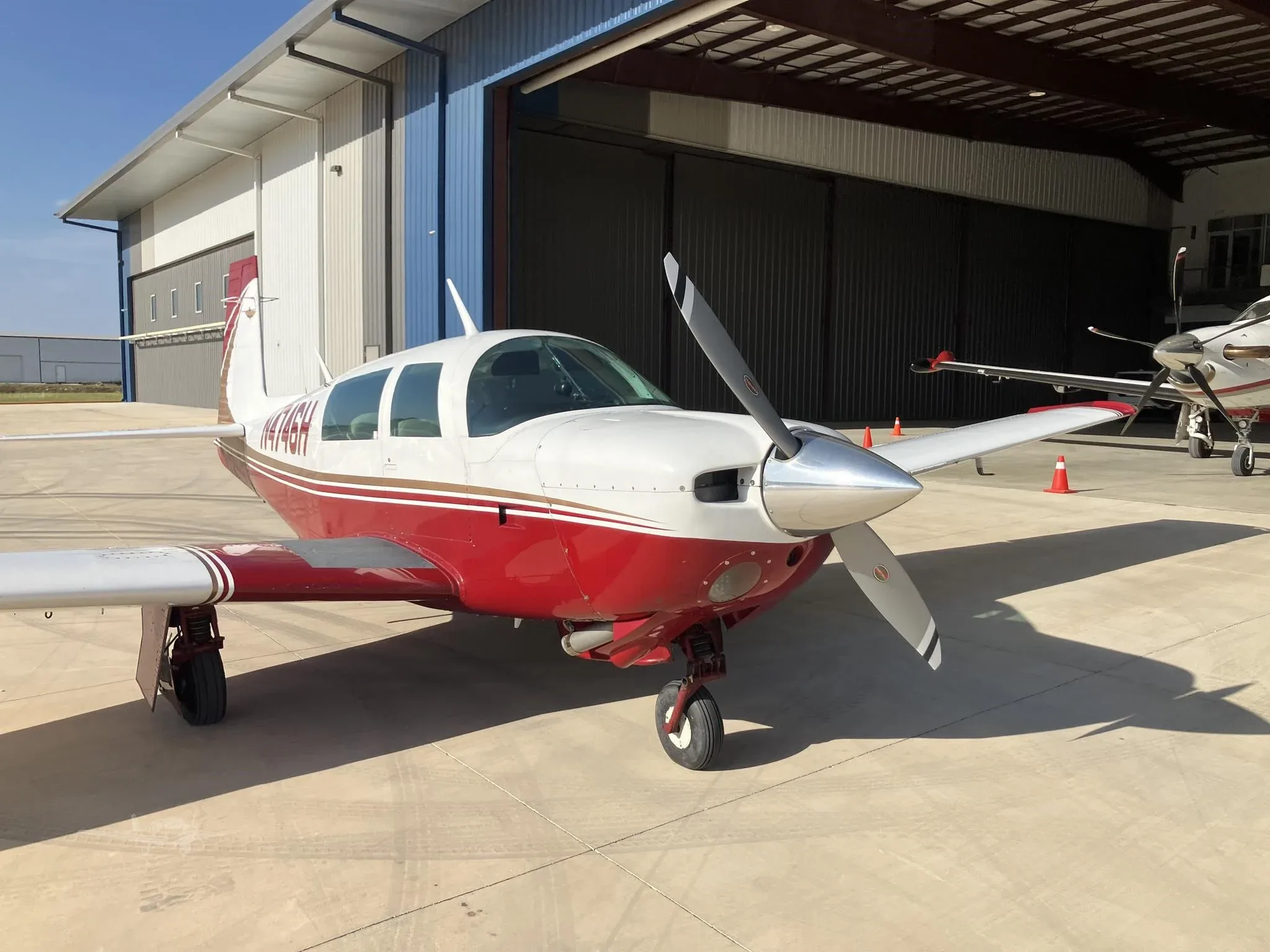 Exterior view of a 1979 MOONEY M20J 201, N4746H.