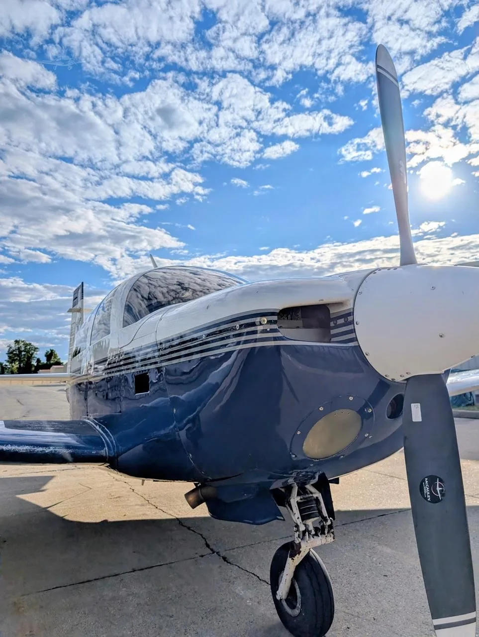 Exterior view of a 1984 MOONEY M20J 201, N526SA.