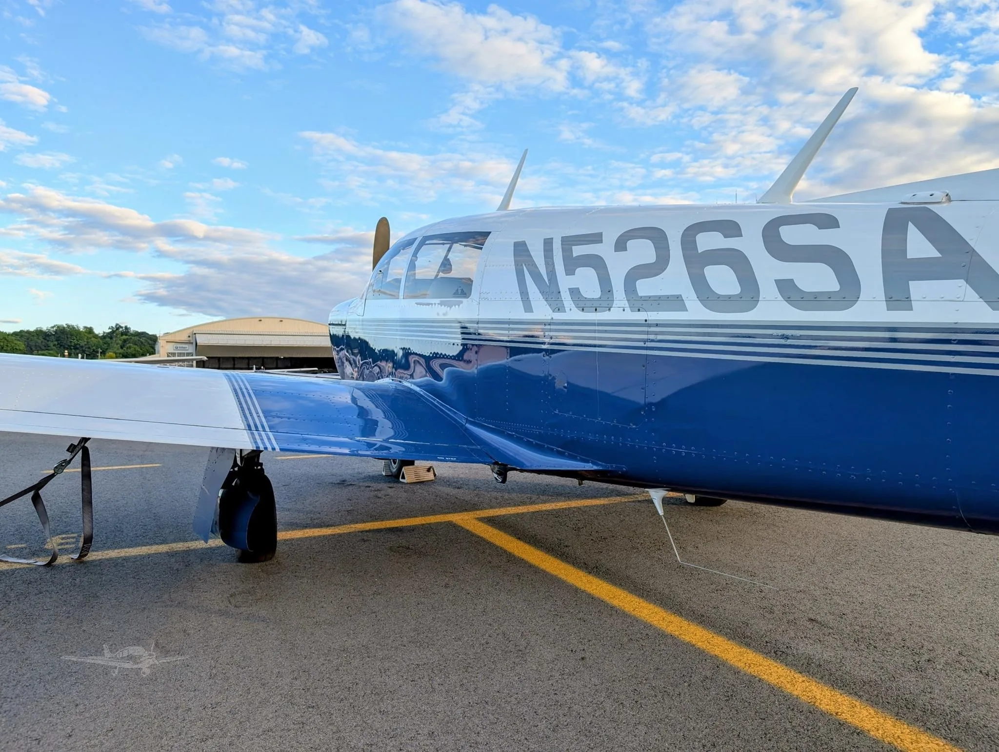 Exterior view of a 1984 MOONEY M20J 201, N526SA.