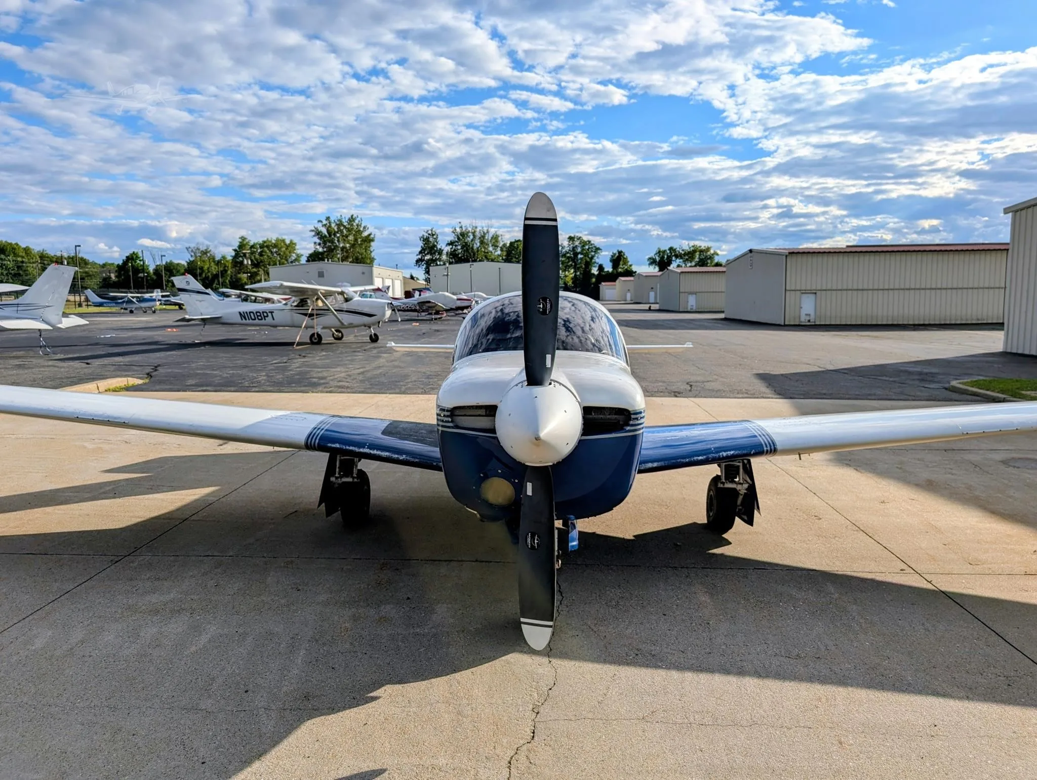 Exterior view of a 1984 MOONEY M20J 201, N526SA.