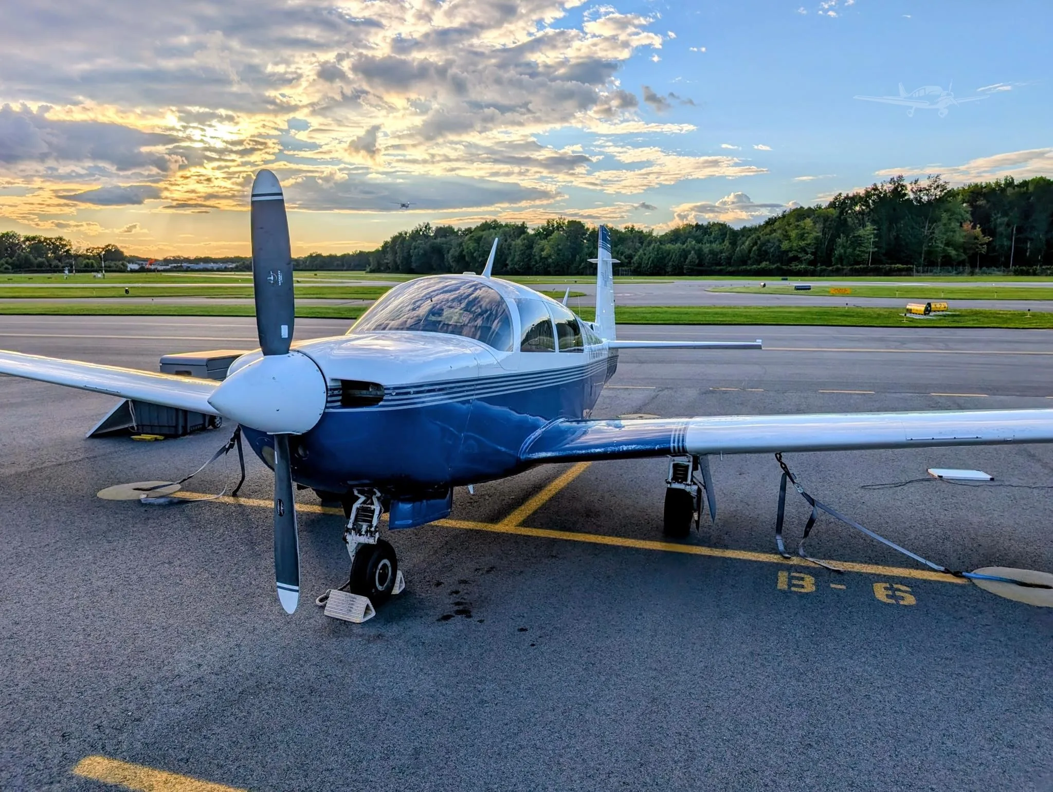 Exterior view of a 1984 MOONEY M20J 201, N526SA.