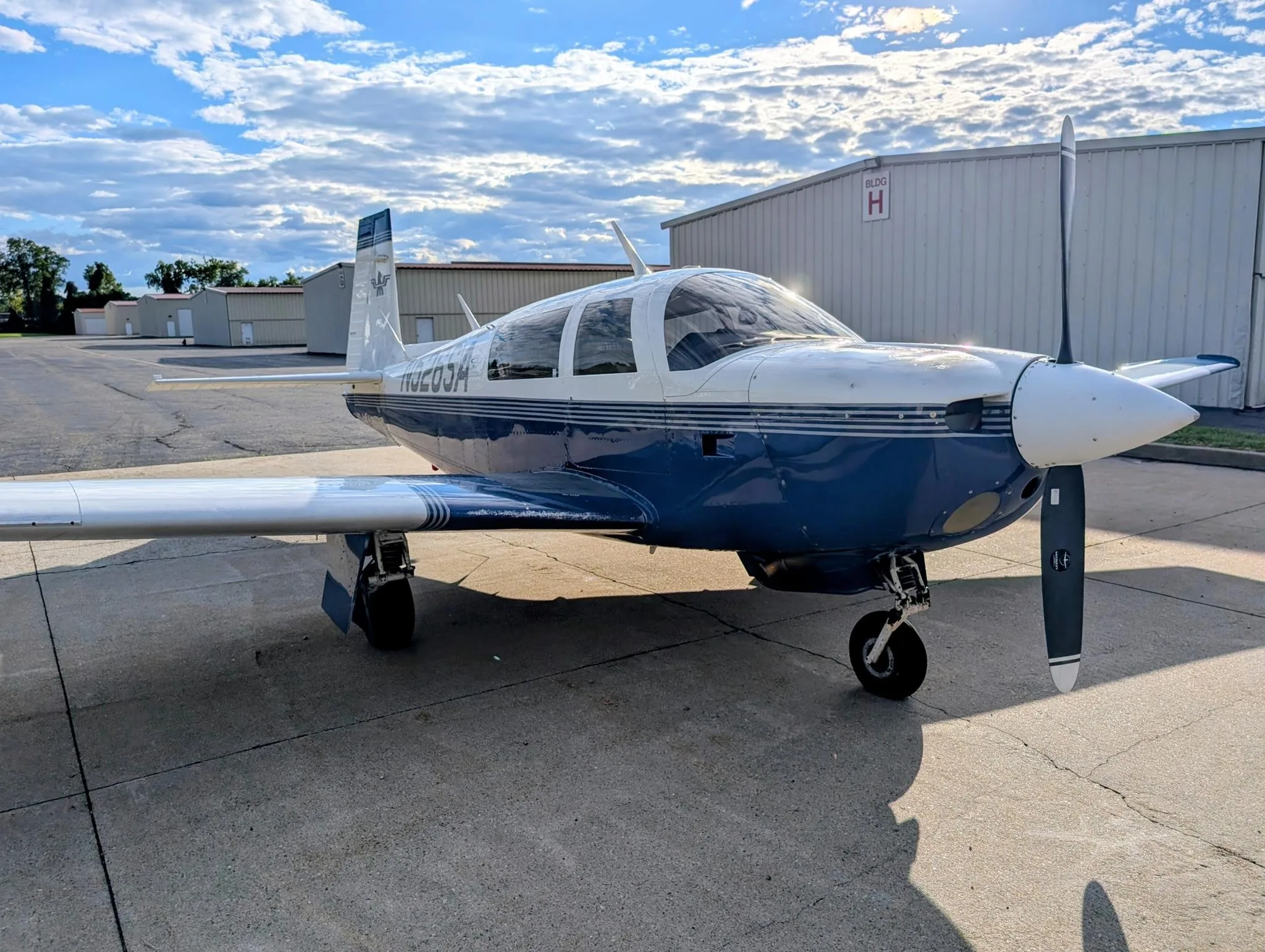 Exterior view of a 1984 MOONEY M20J 201, N526SA.