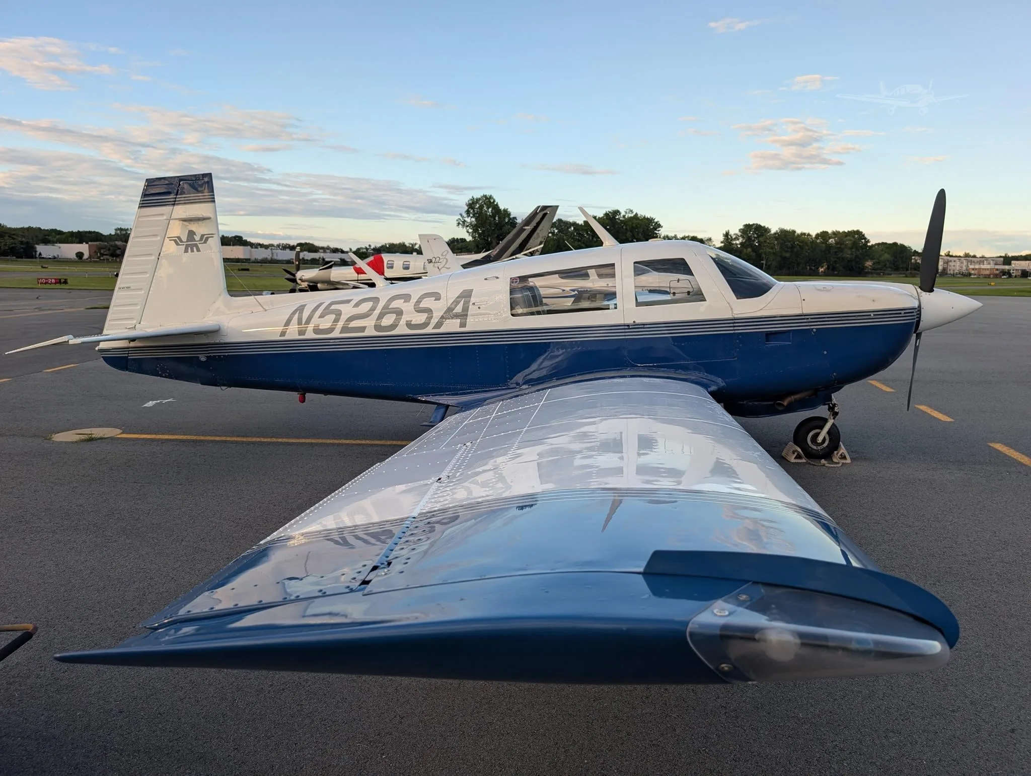 Exterior view of a 1984 MOONEY M20J 201, N526SA.