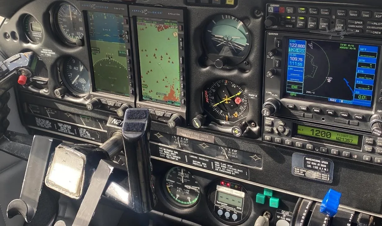 Cockpit and instrument panel of a 1978 PIPER TURBO LANCE II.