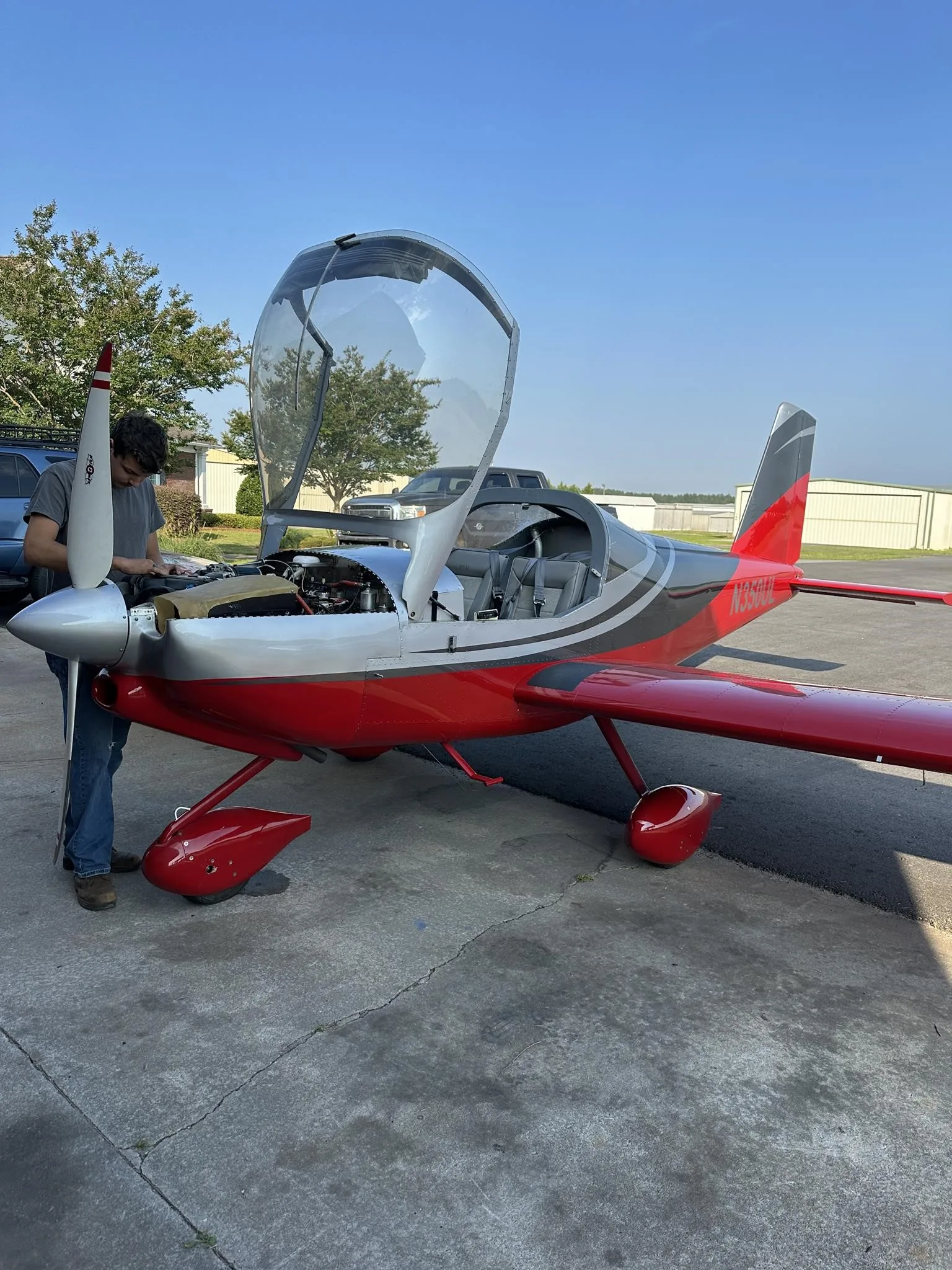 Exterior view of a 2019 VANS RV-12, N350UL.