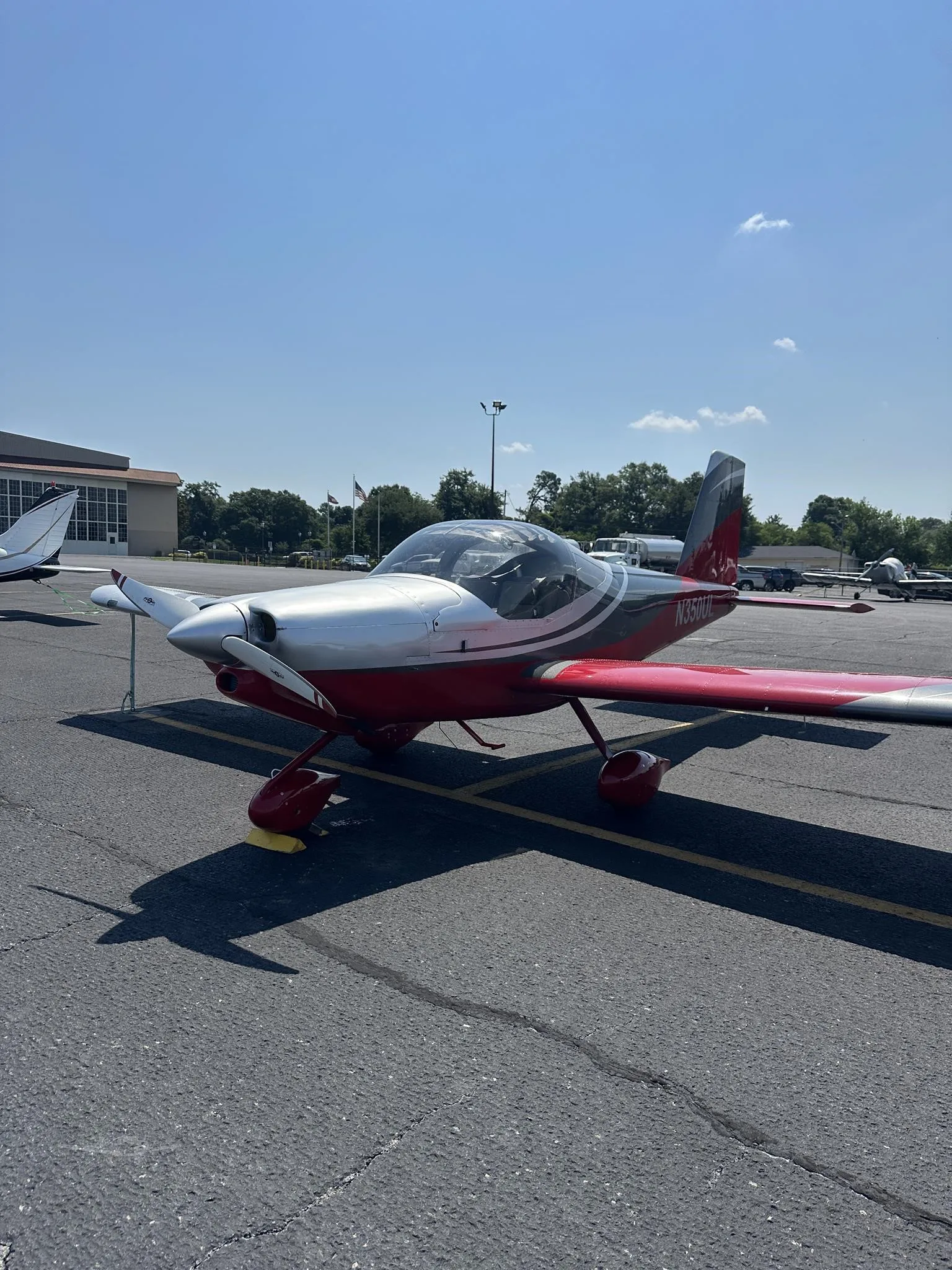 Exterior view of a 2019 VANS RV-12, N350UL.