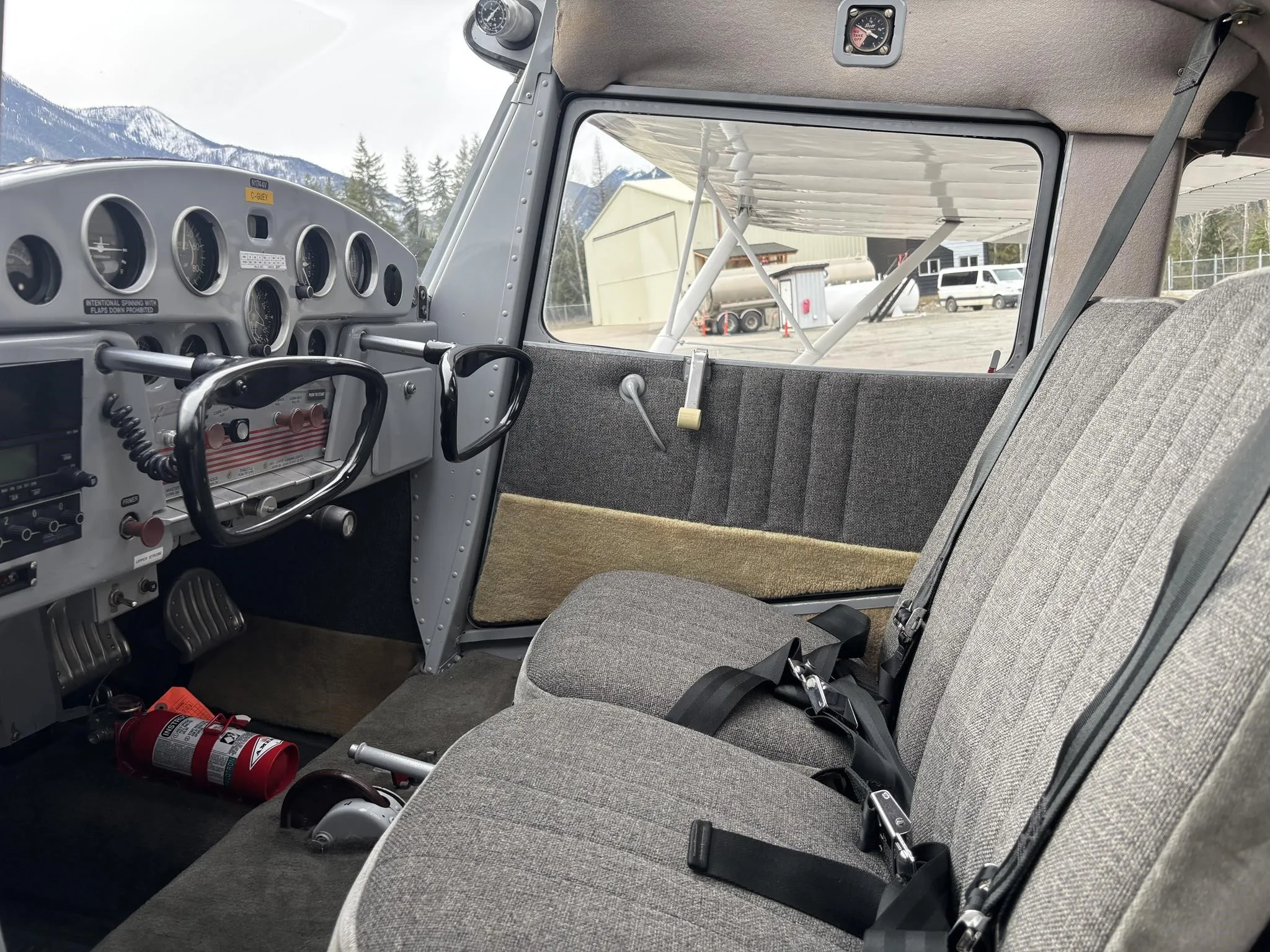 Cockpit and instrument panel of a 1947 CESSNA 140.
