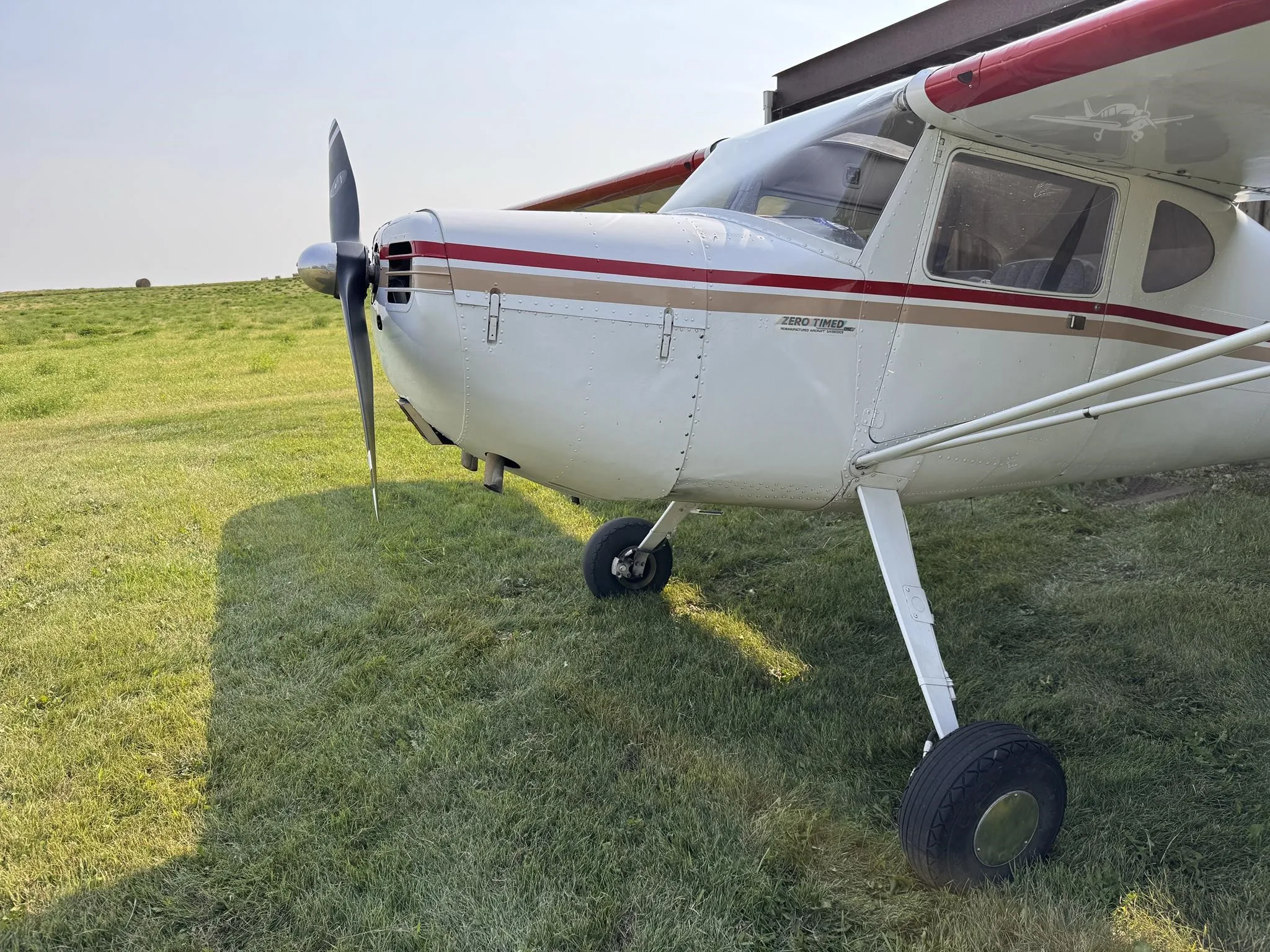 Exterior view of a 1947 CESSNA 140, C-GUEY.