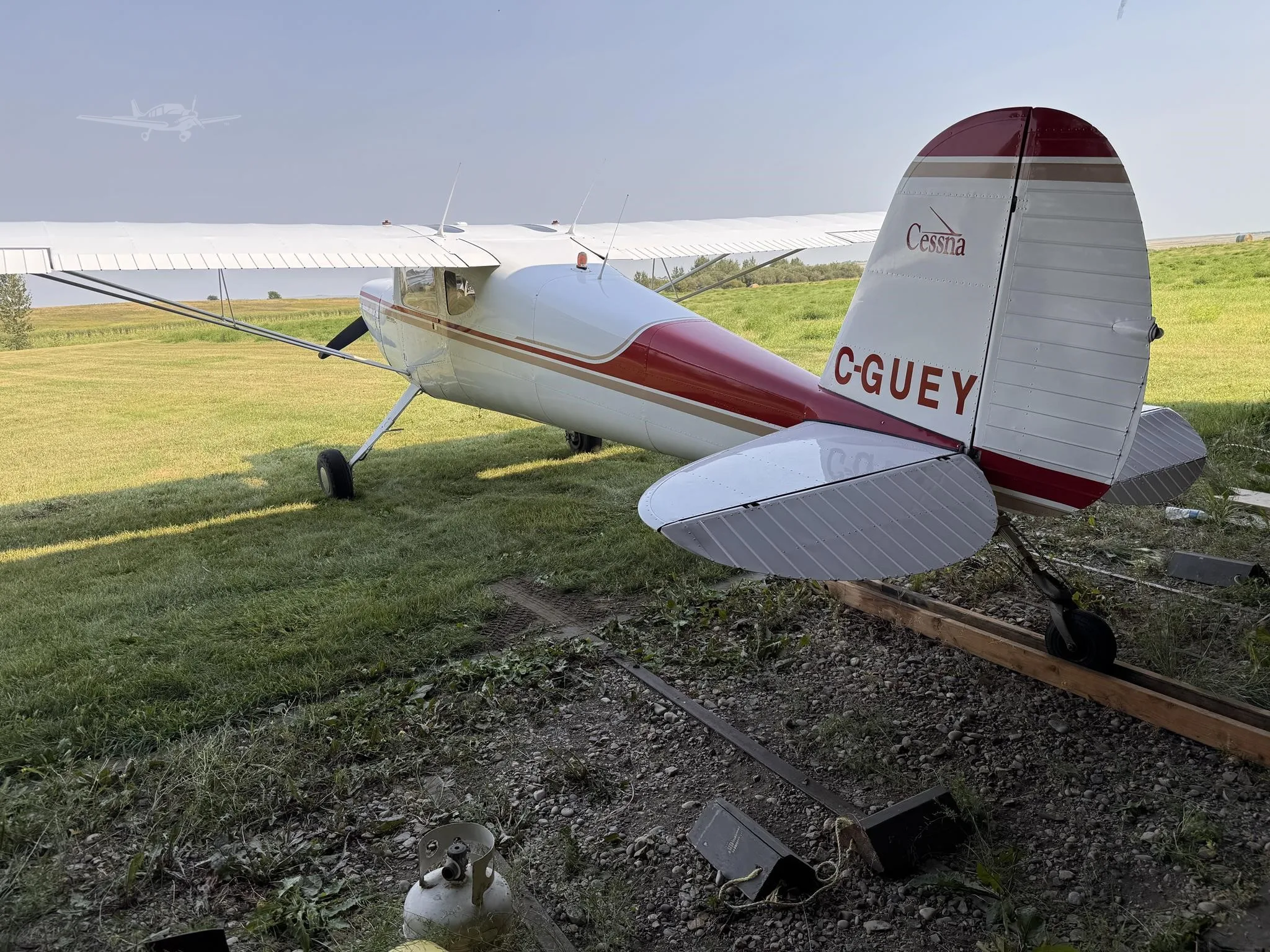 Exterior view of a 1947 CESSNA 140, C-GUEY.