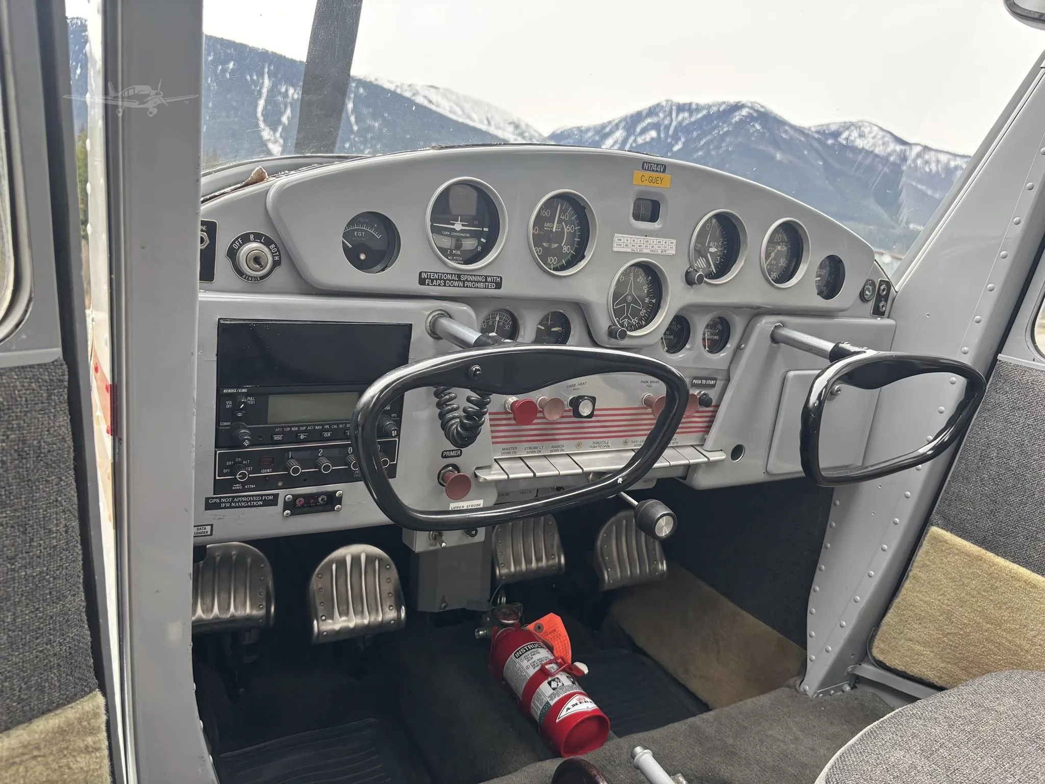 Cockpit and instrument panel of a 1947 CESSNA 140.