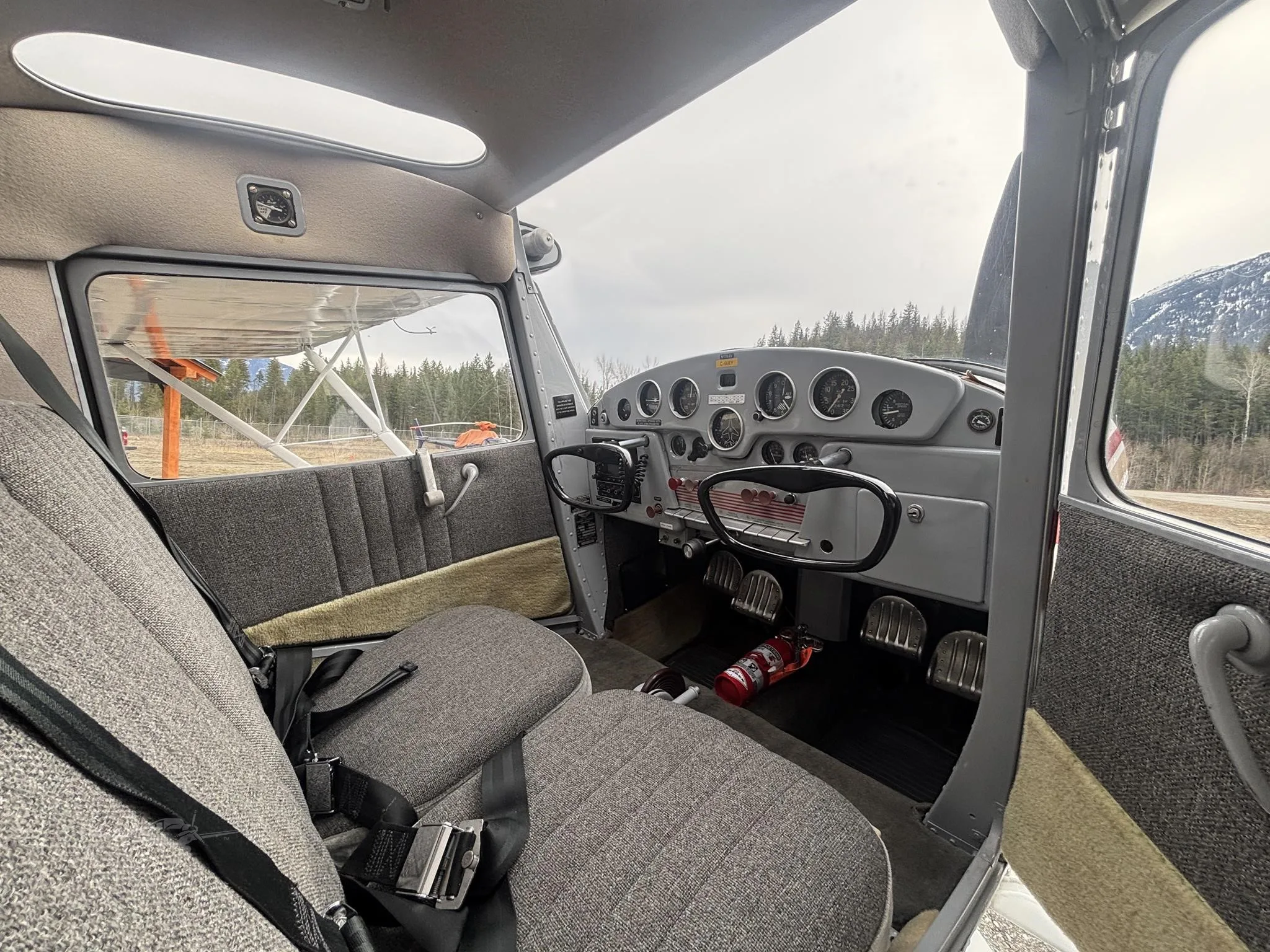 Cockpit and instrument panel of a 1947 CESSNA 140.