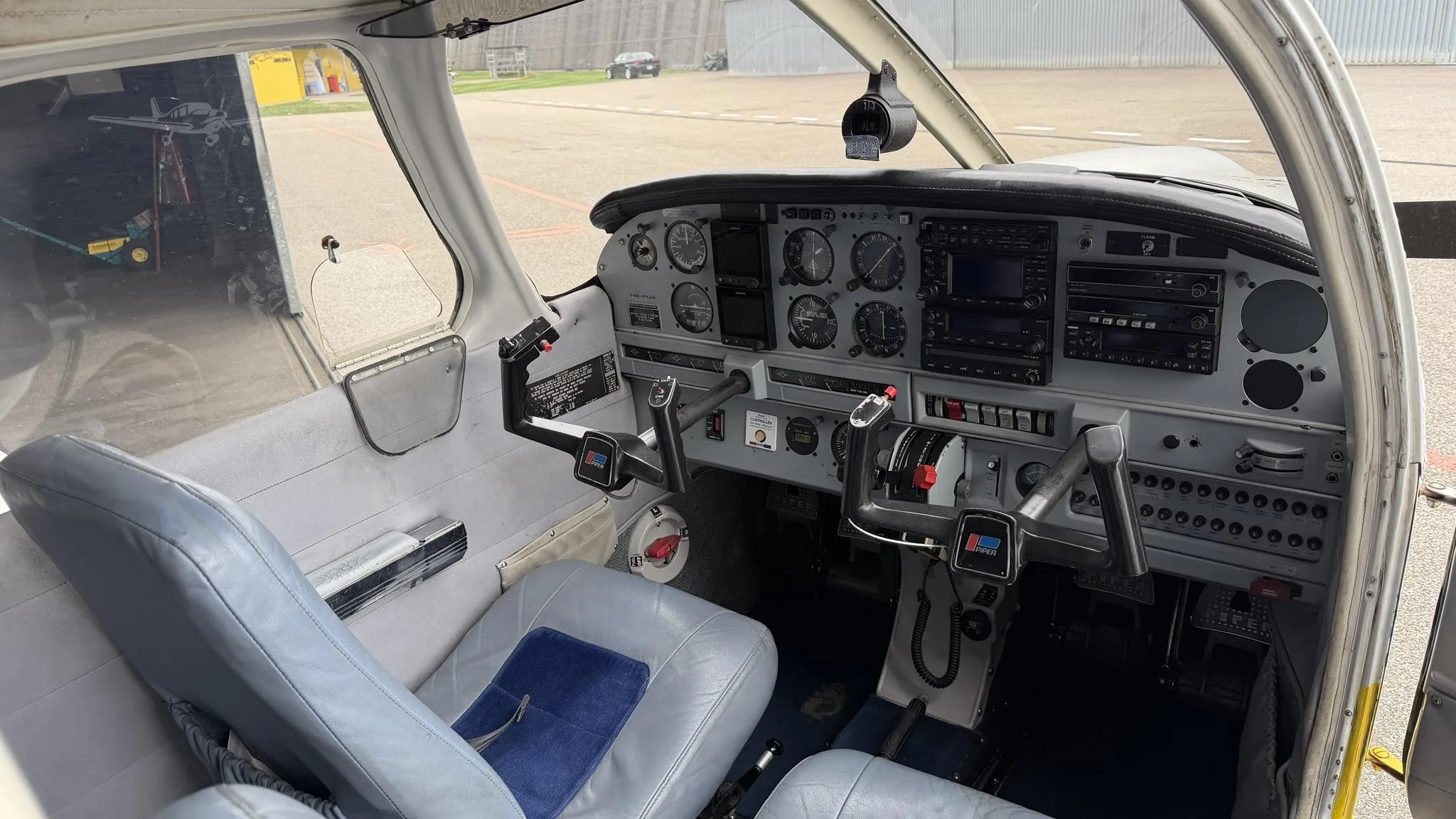 Cockpit and instrument panel of a 1981 PIPER ARCHER II.