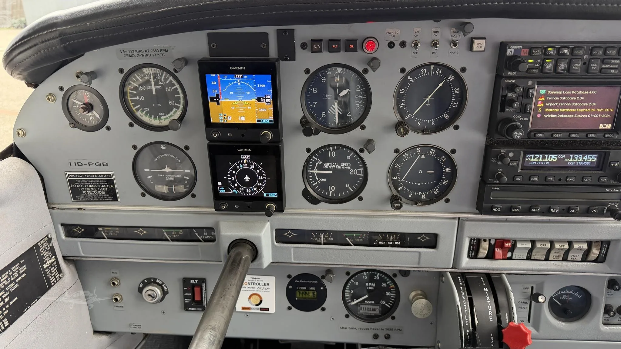 Cockpit and instrument panel of a 1981 PIPER ARCHER II.