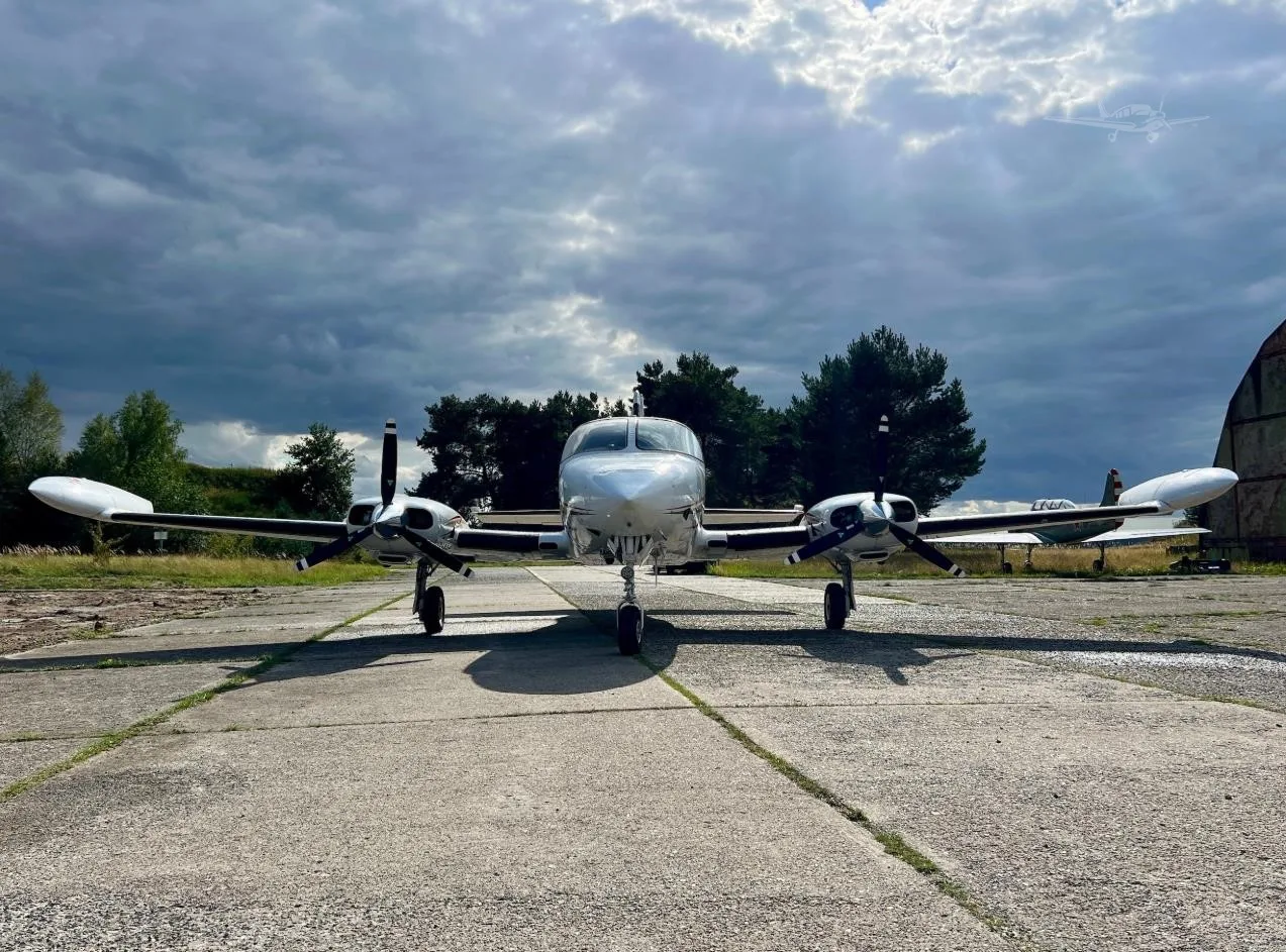 Exterior view of a 1976 CESSNA 414, N760RM.