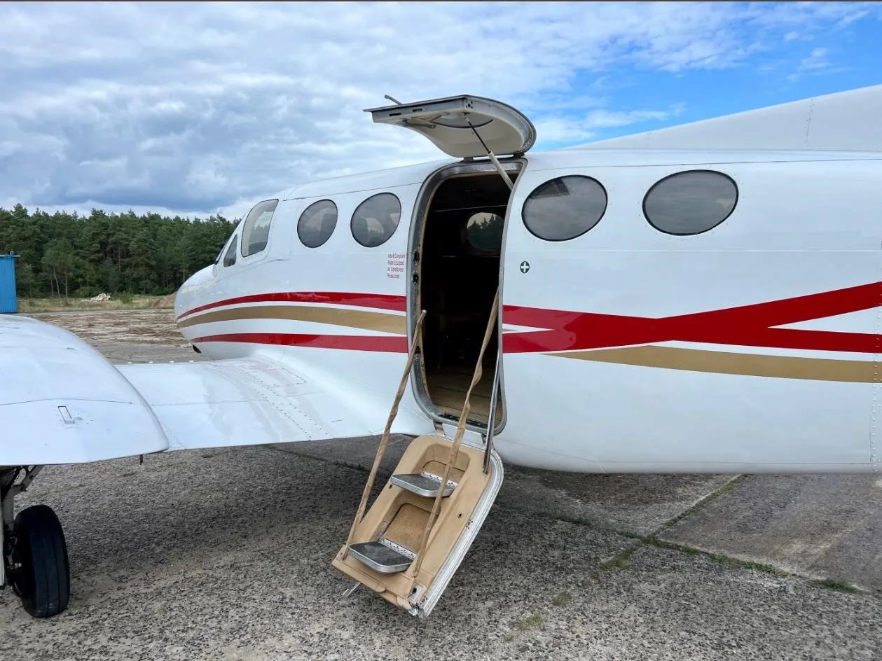 Exterior view of a 1976 CESSNA 414, N760RM.