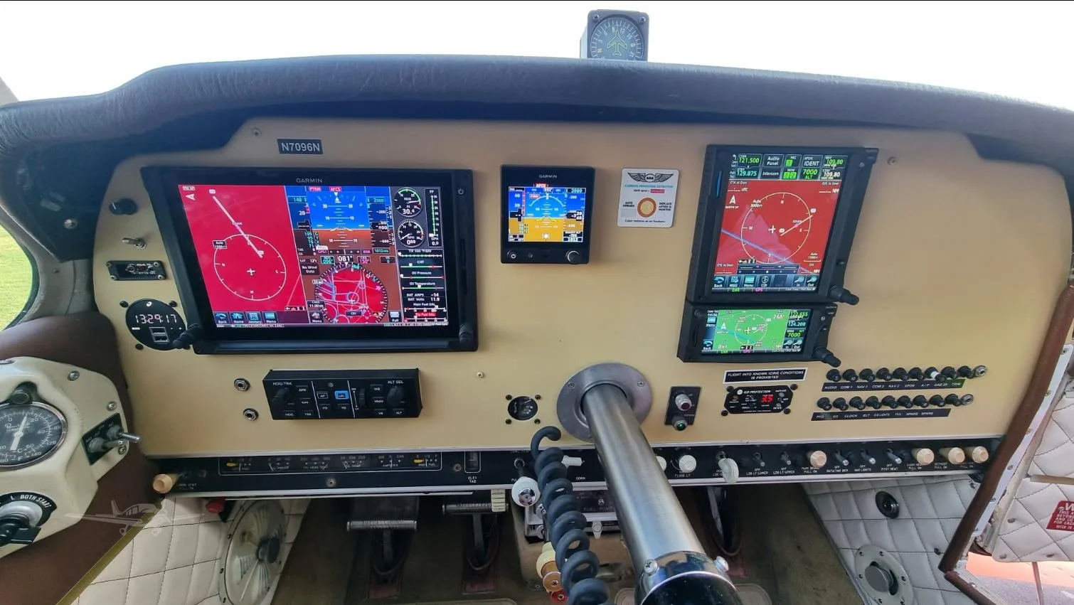 Avionics suite of a 1967 BEECHCRAFT V35A BONANZA.