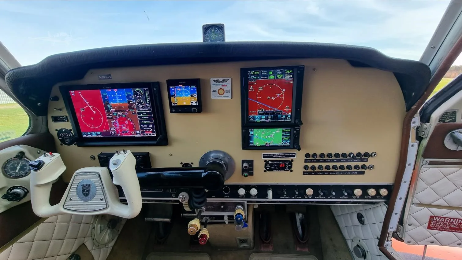 Cockpit and instrument panel of a 1967 BEECHCRAFT V35A BONANZA.