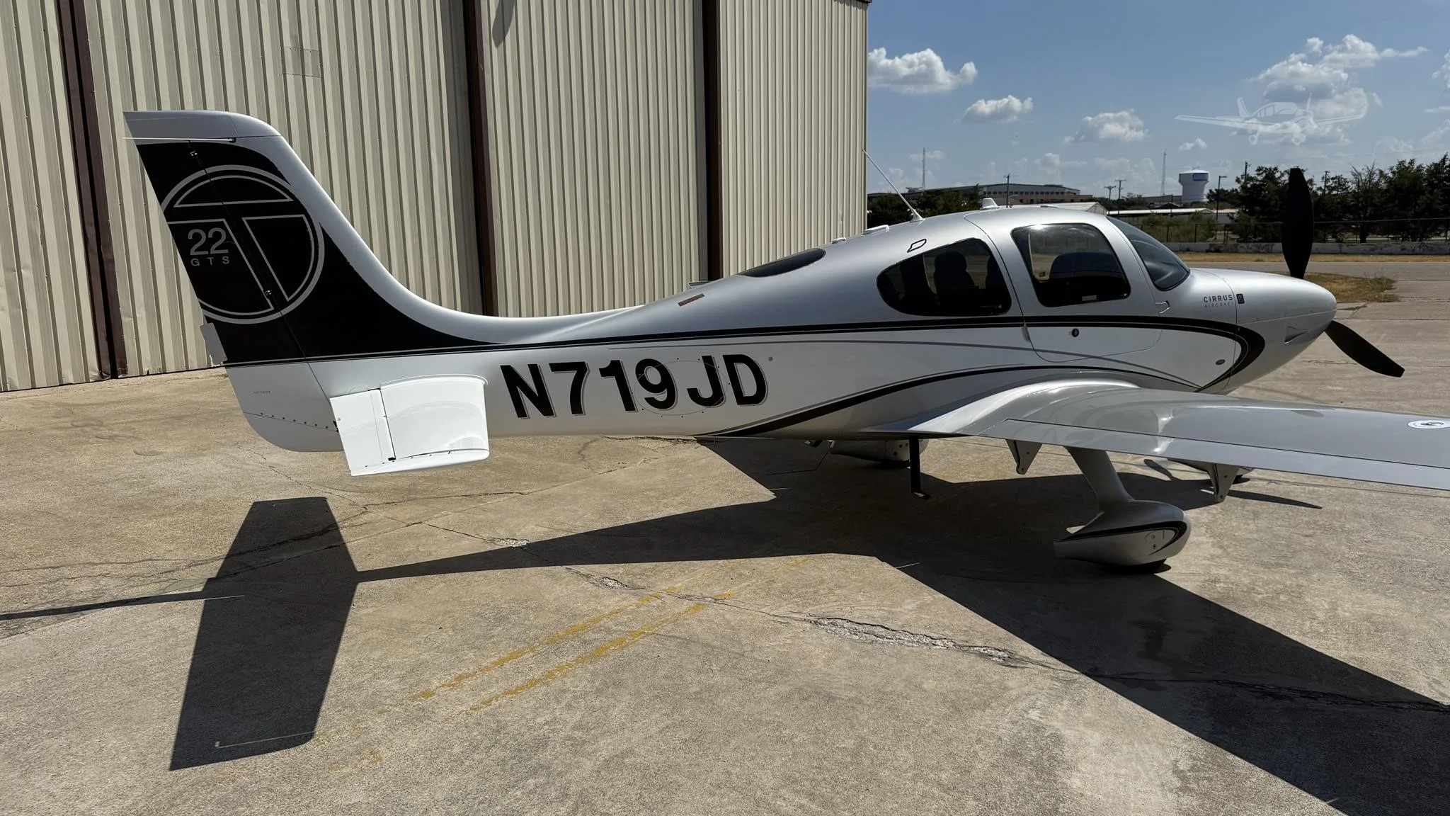 Exterior view of a 2013 CIRRUS SR22-G5 TURBO, N719JD.