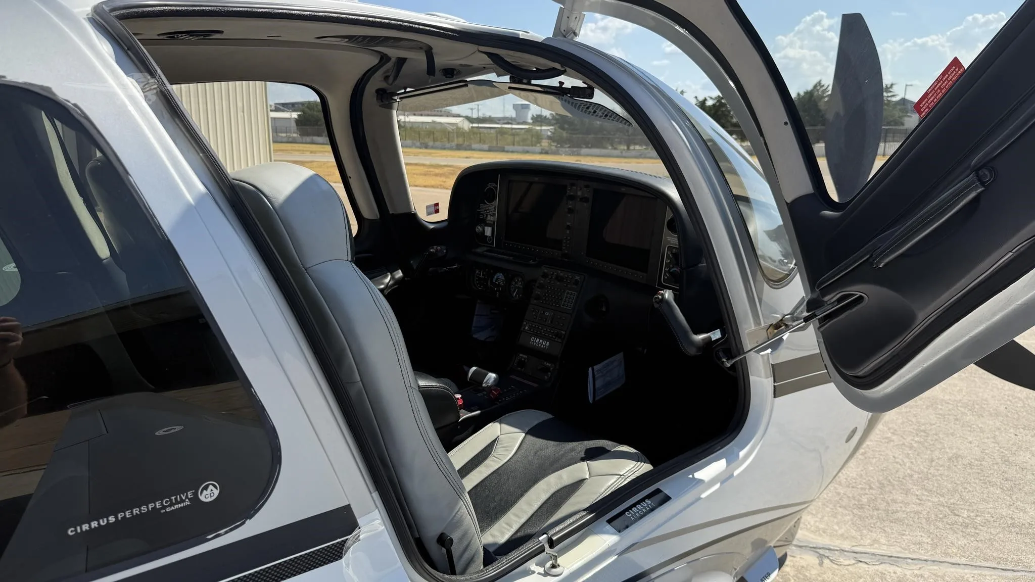 Cockpit and instrument panel of a 2013 CIRRUS SR22-G5 TURBO.