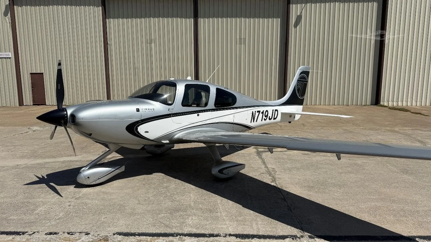 Exterior view of a 2013 CIRRUS SR22-G5 TURBO, N719JD.