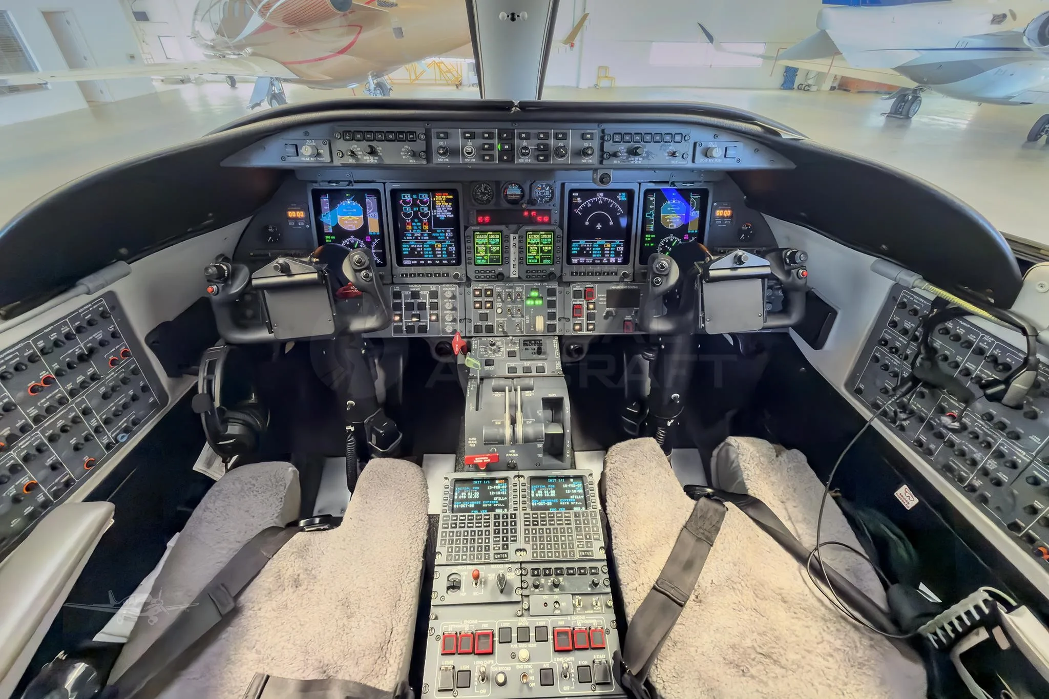 Cockpit and instrument panel of a 2008 LEARJET 40XR.