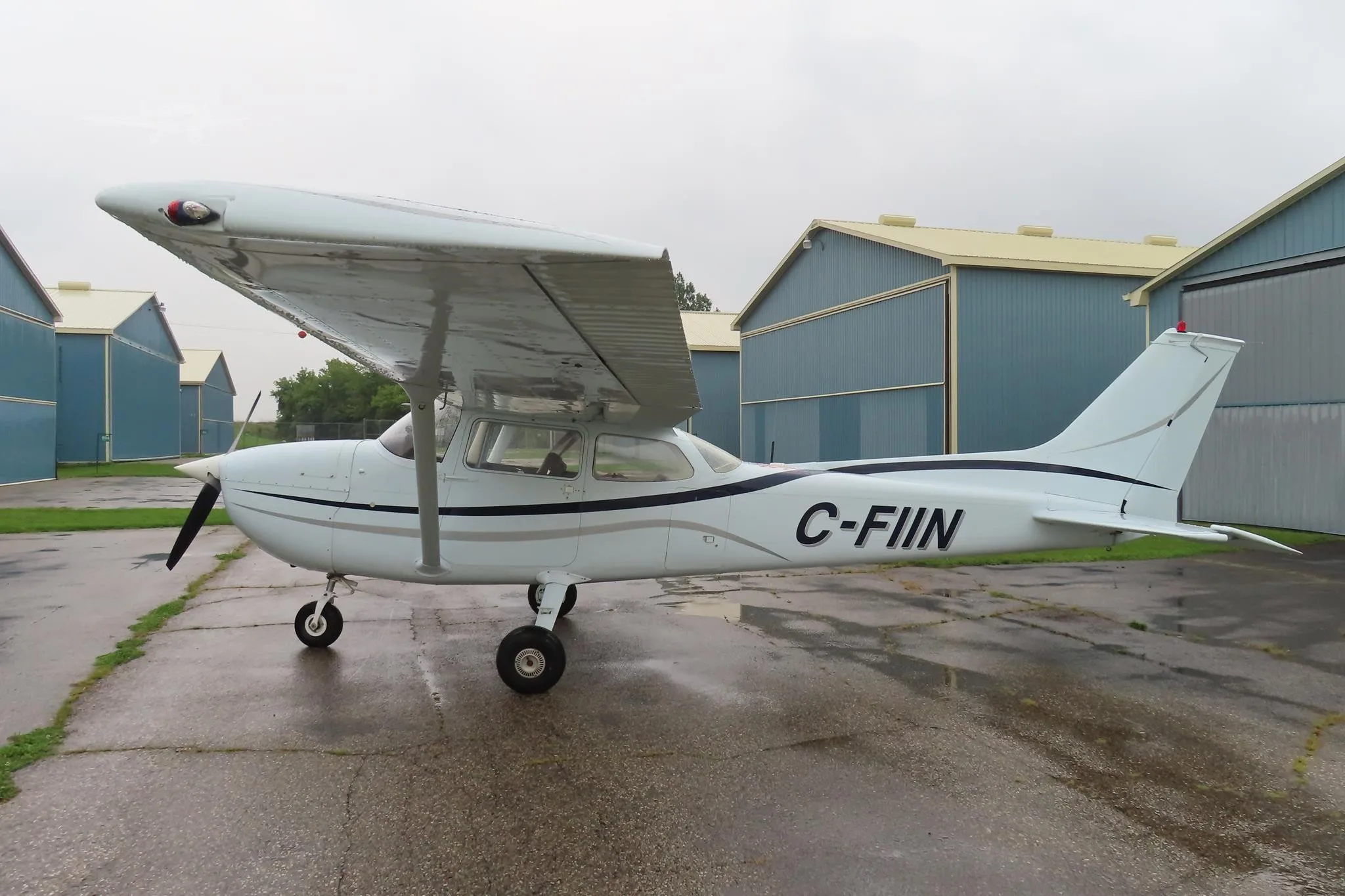 Exterior view of a 1972 CESSNA 172L SKYHAWK, C-FIIN.