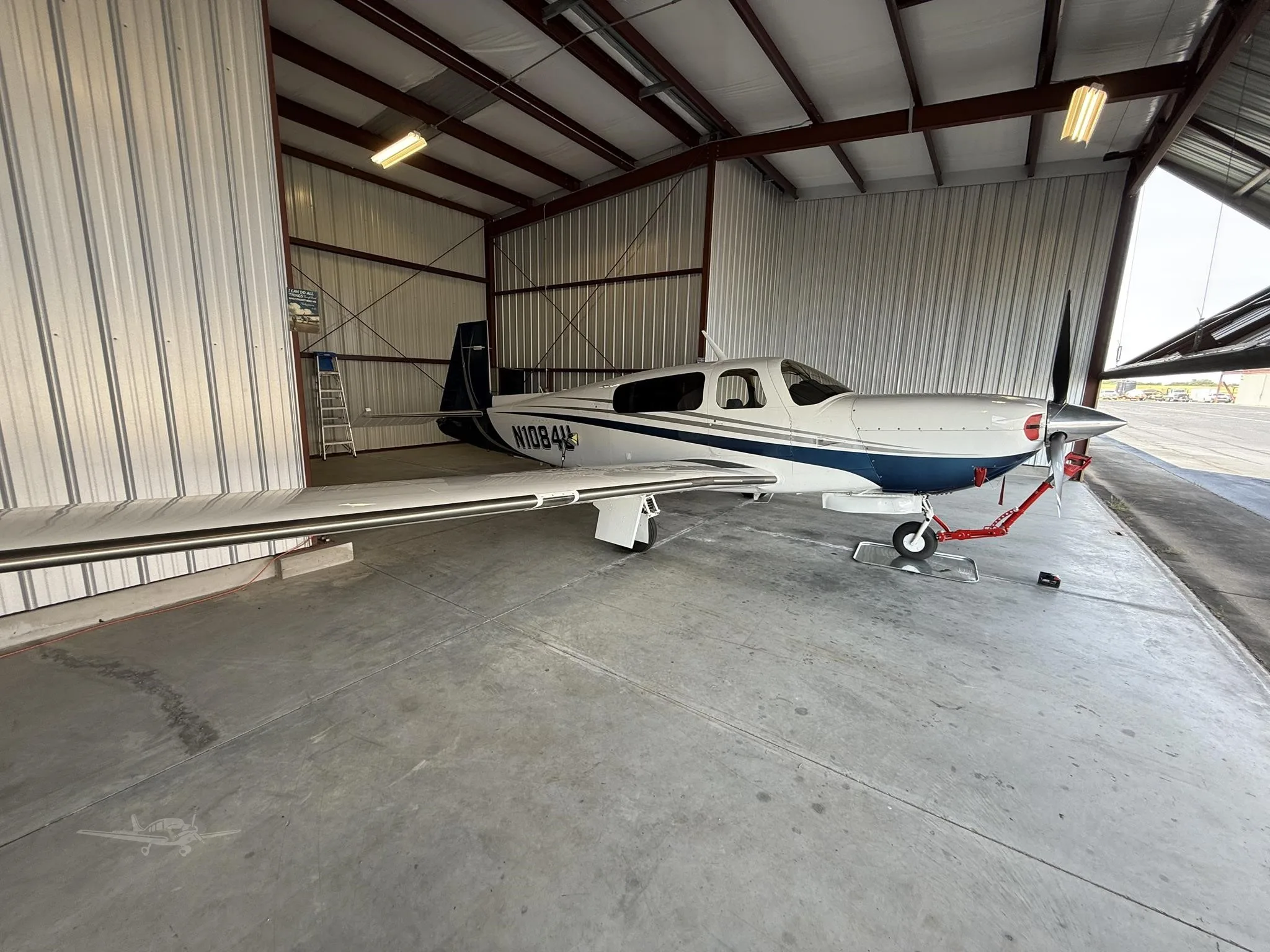 Exterior view of a 1995 MOONEY M20M BRAVO, N1084U.