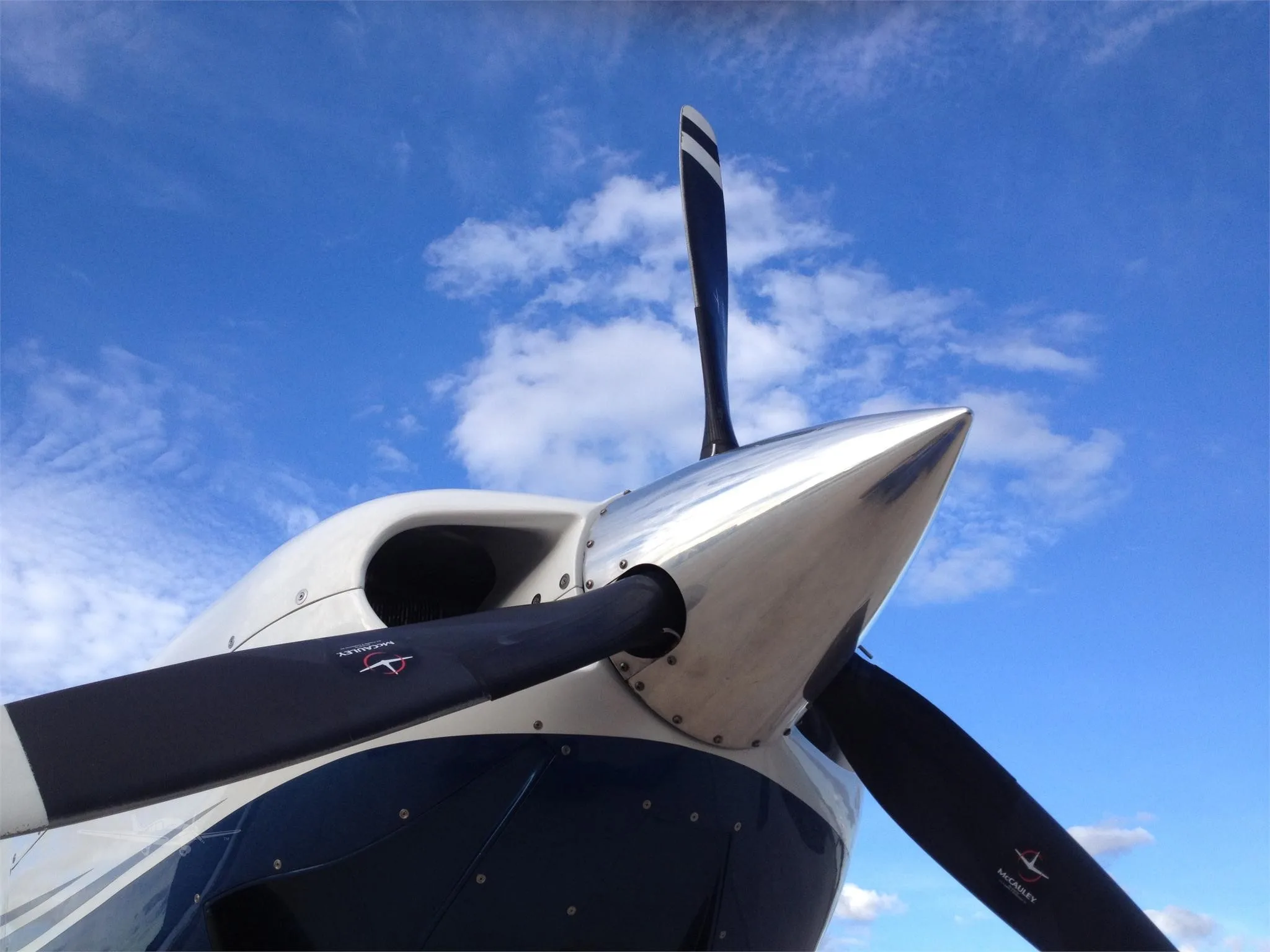 Exterior view of a 1995 MOONEY M20M BRAVO, N1084U.