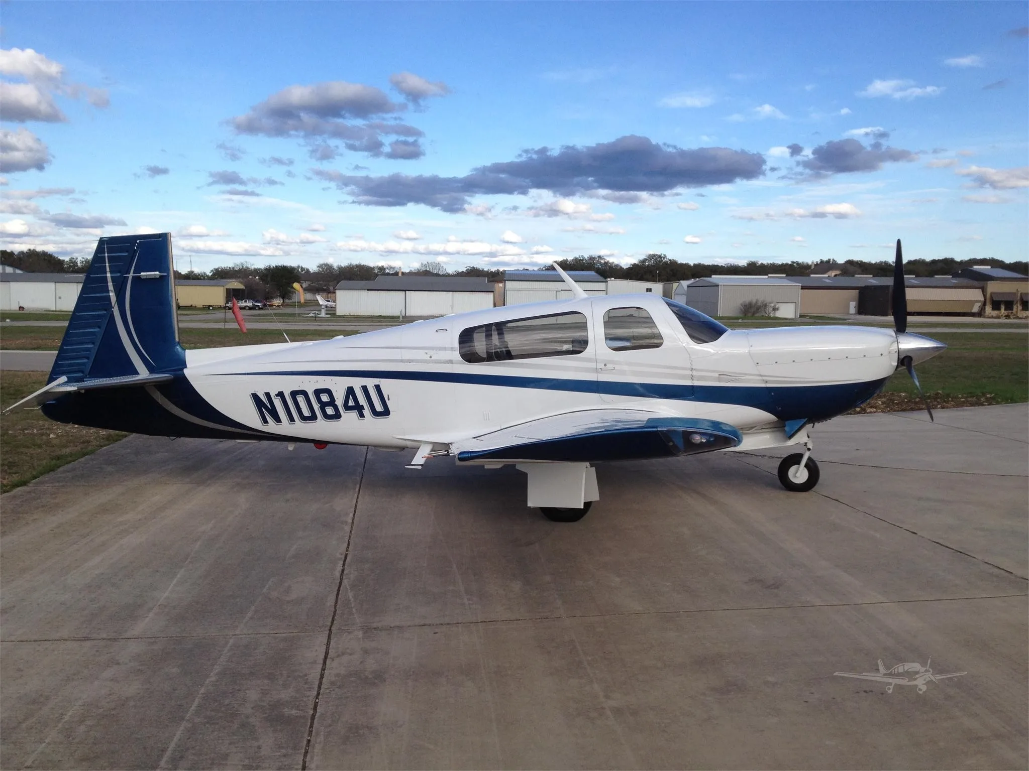 Exterior view of a 1995 MOONEY M20M BRAVO, N1084U.