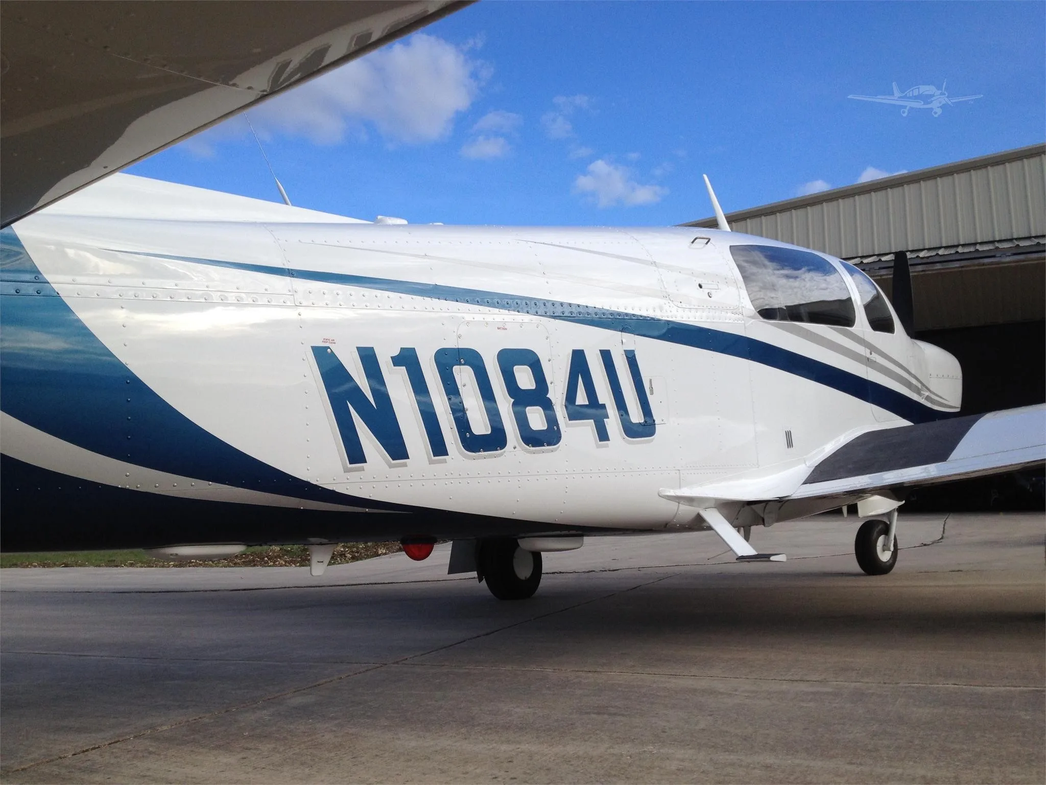 Exterior view of a 1995 MOONEY M20M BRAVO, N1084U.