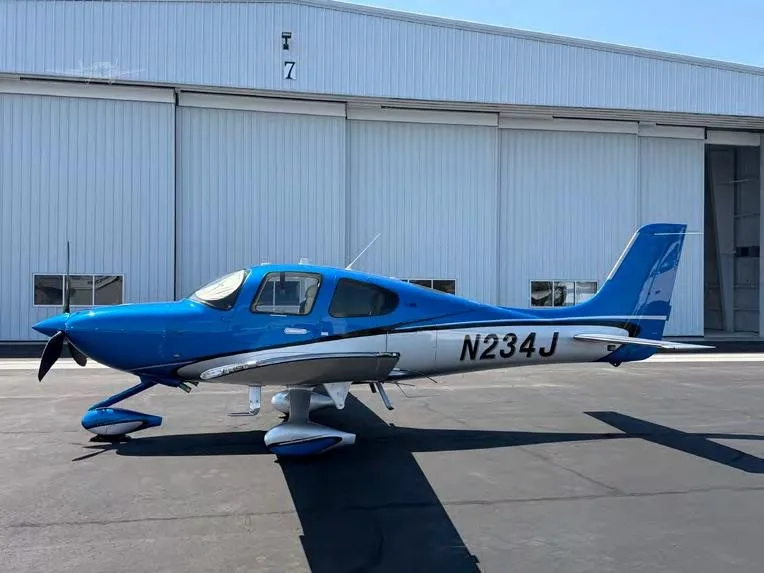 Avionics suite of a 2025 CIRRUS SR22-G7+.