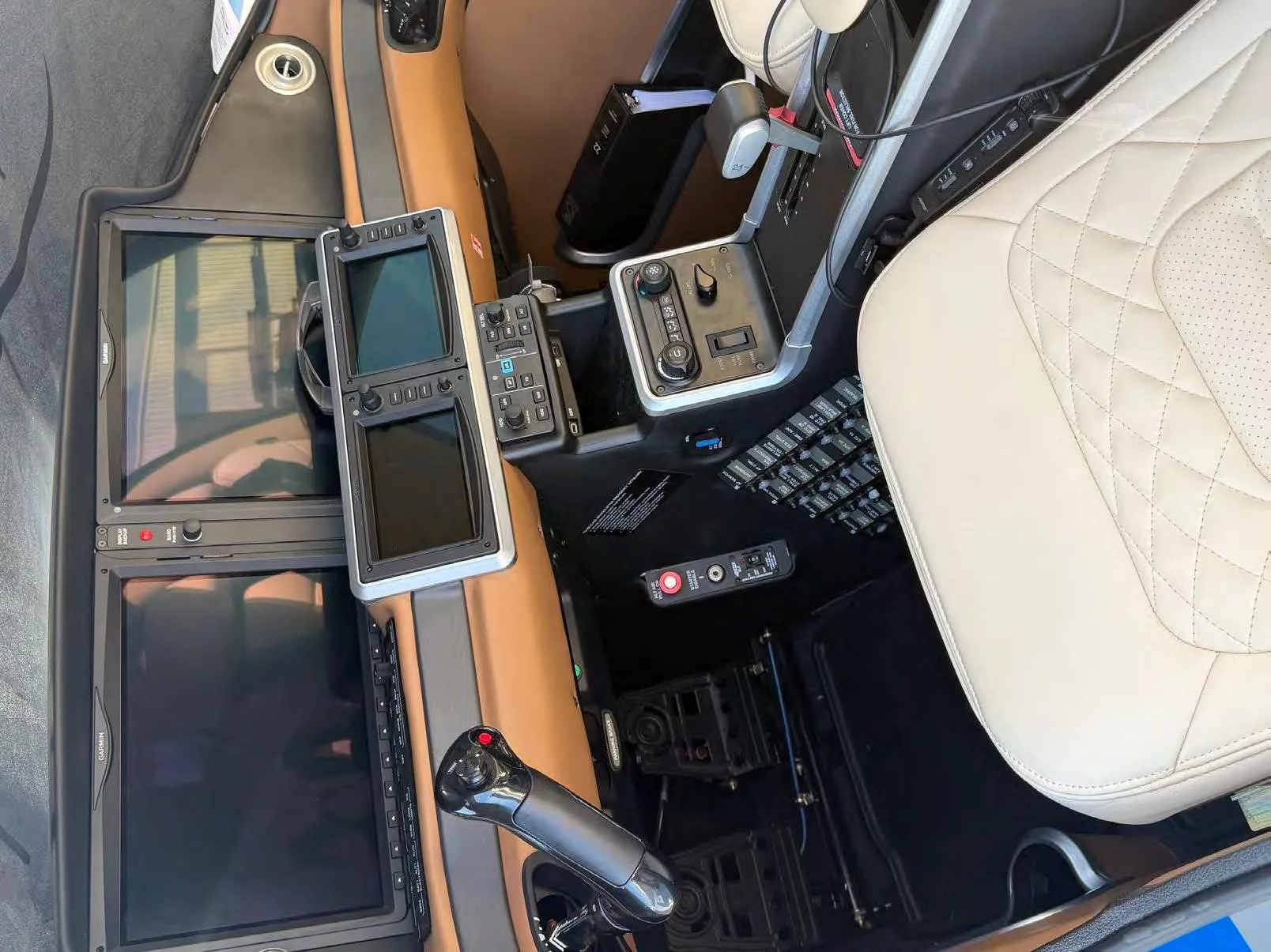 Avionics suite of a 2025 CIRRUS SR22-G7+.