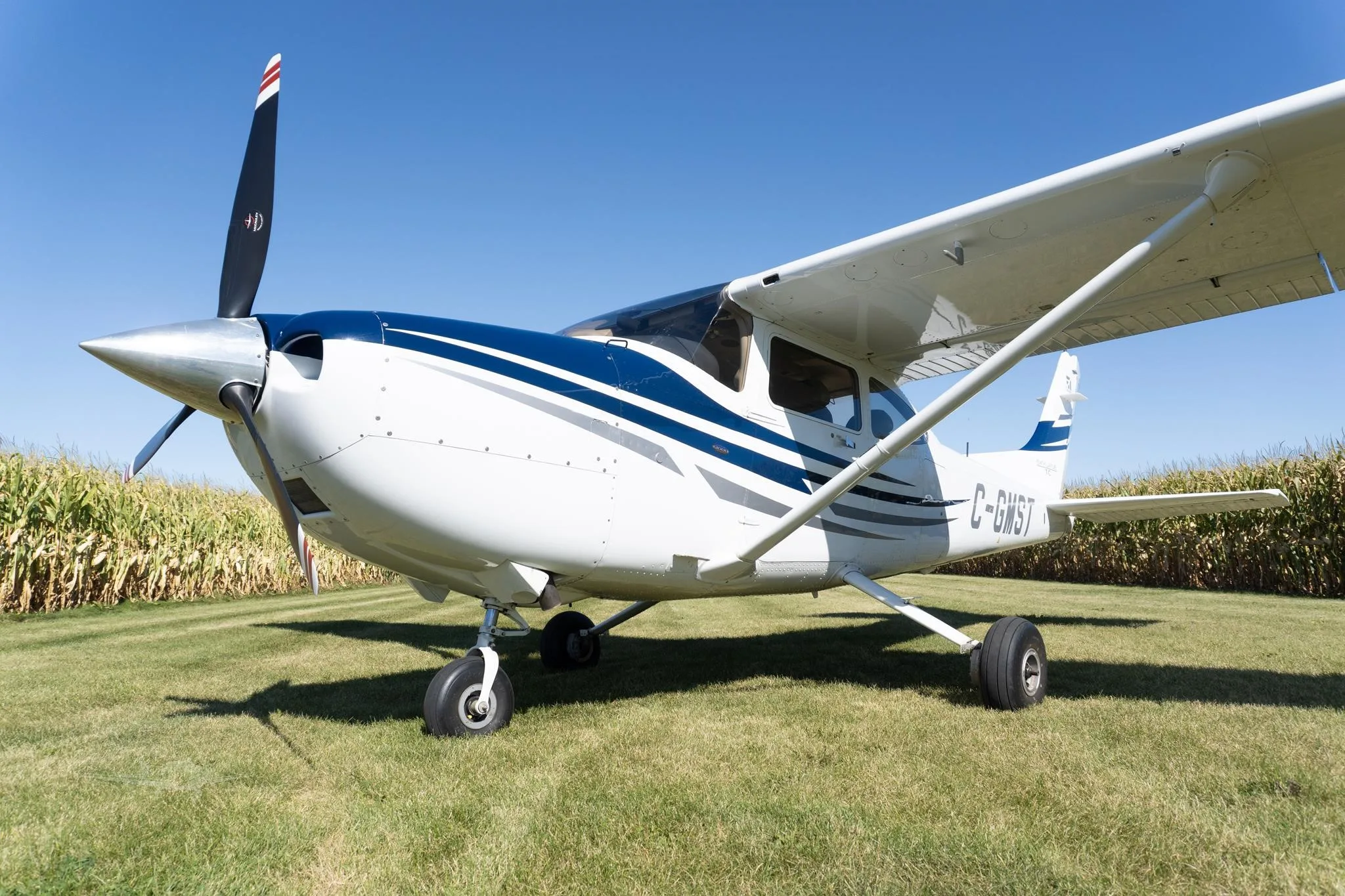 Exterior view of a 2005 CESSNA TURBO 182T SKYLANE, C-GMST.