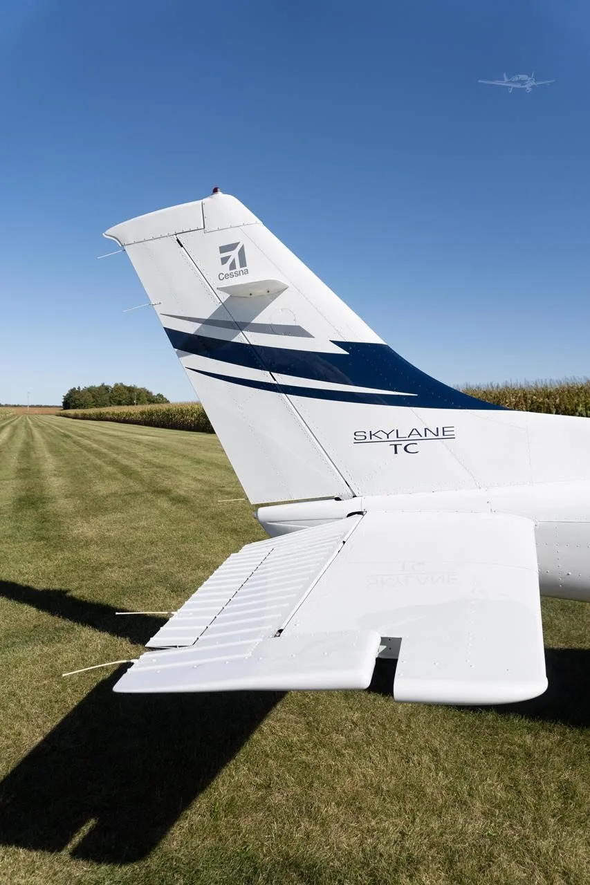 Exterior view of a 2005 CESSNA TURBO 182T SKYLANE, C-GMST.