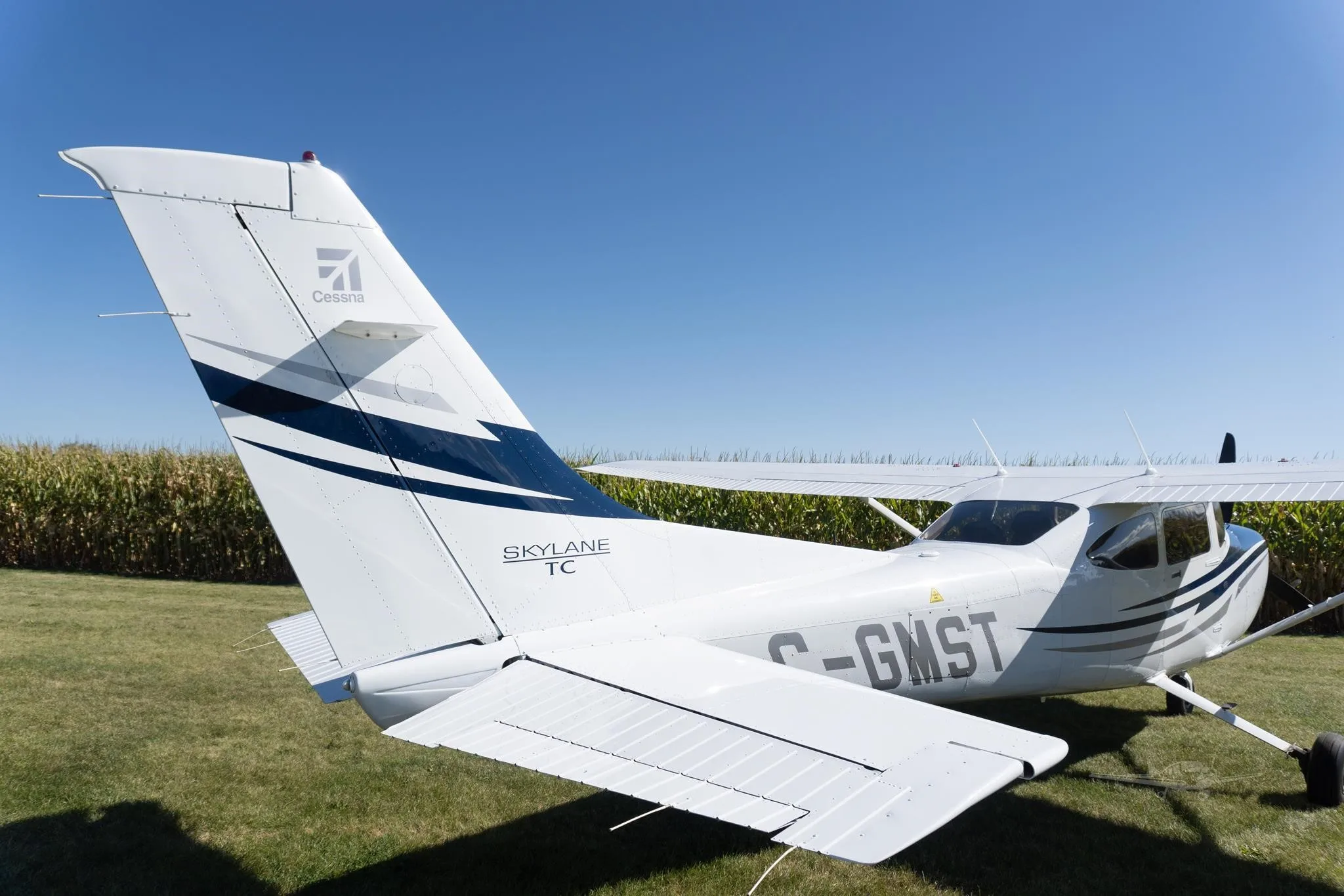 Exterior view of a 2005 CESSNA TURBO 182T SKYLANE, C-GMST.