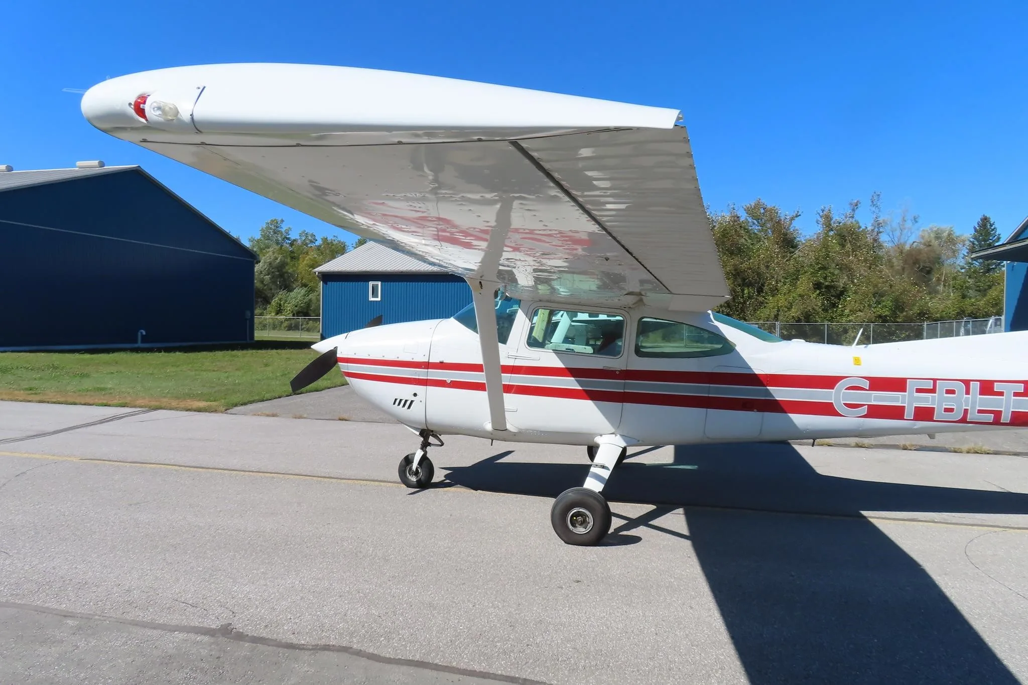 Exterior view of a 1973 CESSNA 182P SKYLANE, C-FBLT.