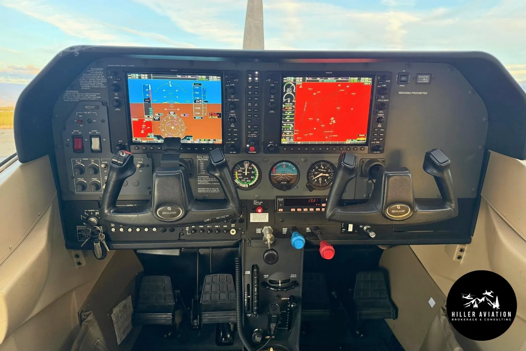 Avionics suite of a 2005 CESSNA 182T SKYLANE.