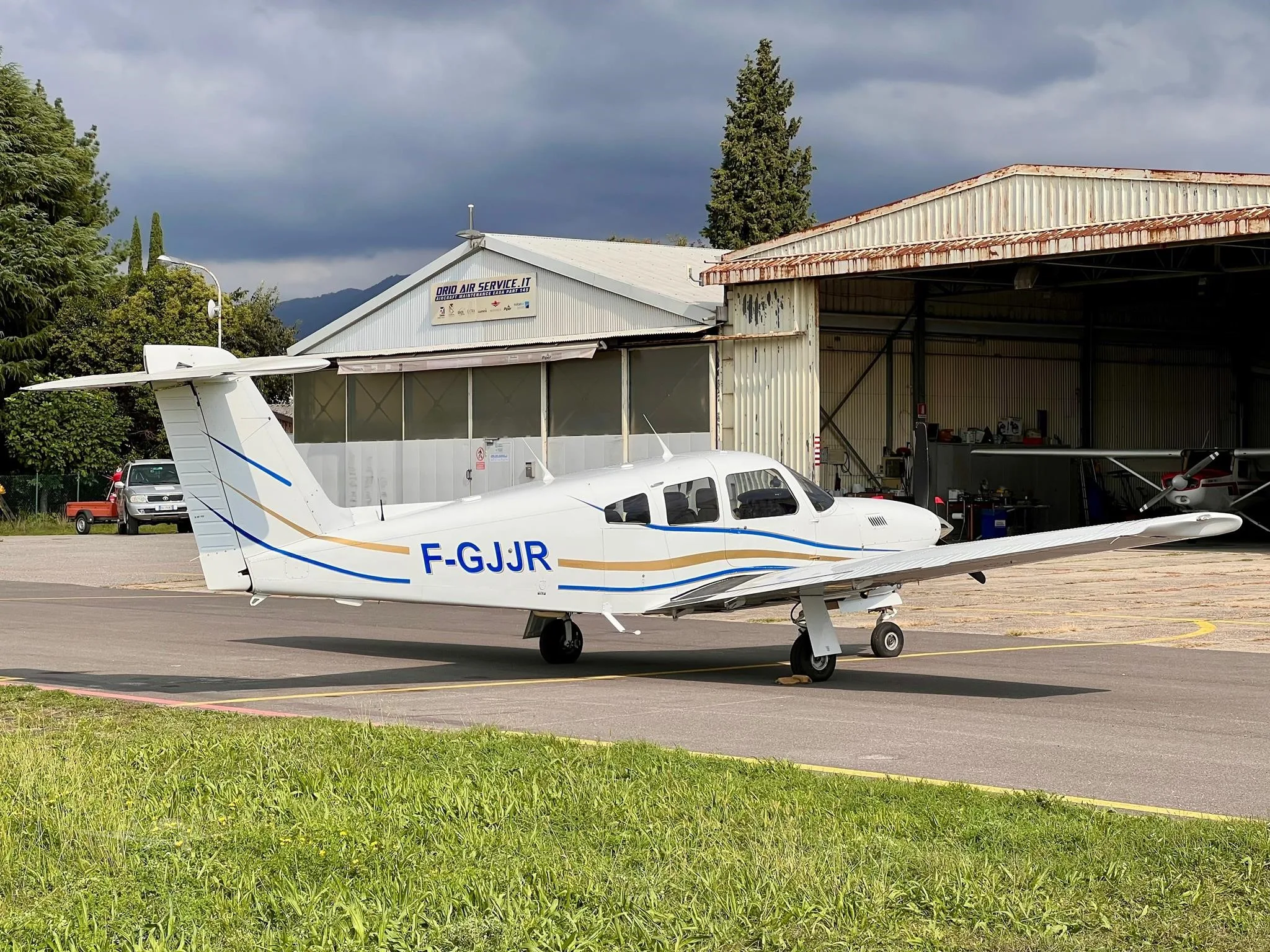 Exterior view of a 1984 PIPER TURBO ARROW IV, F-GJJR.