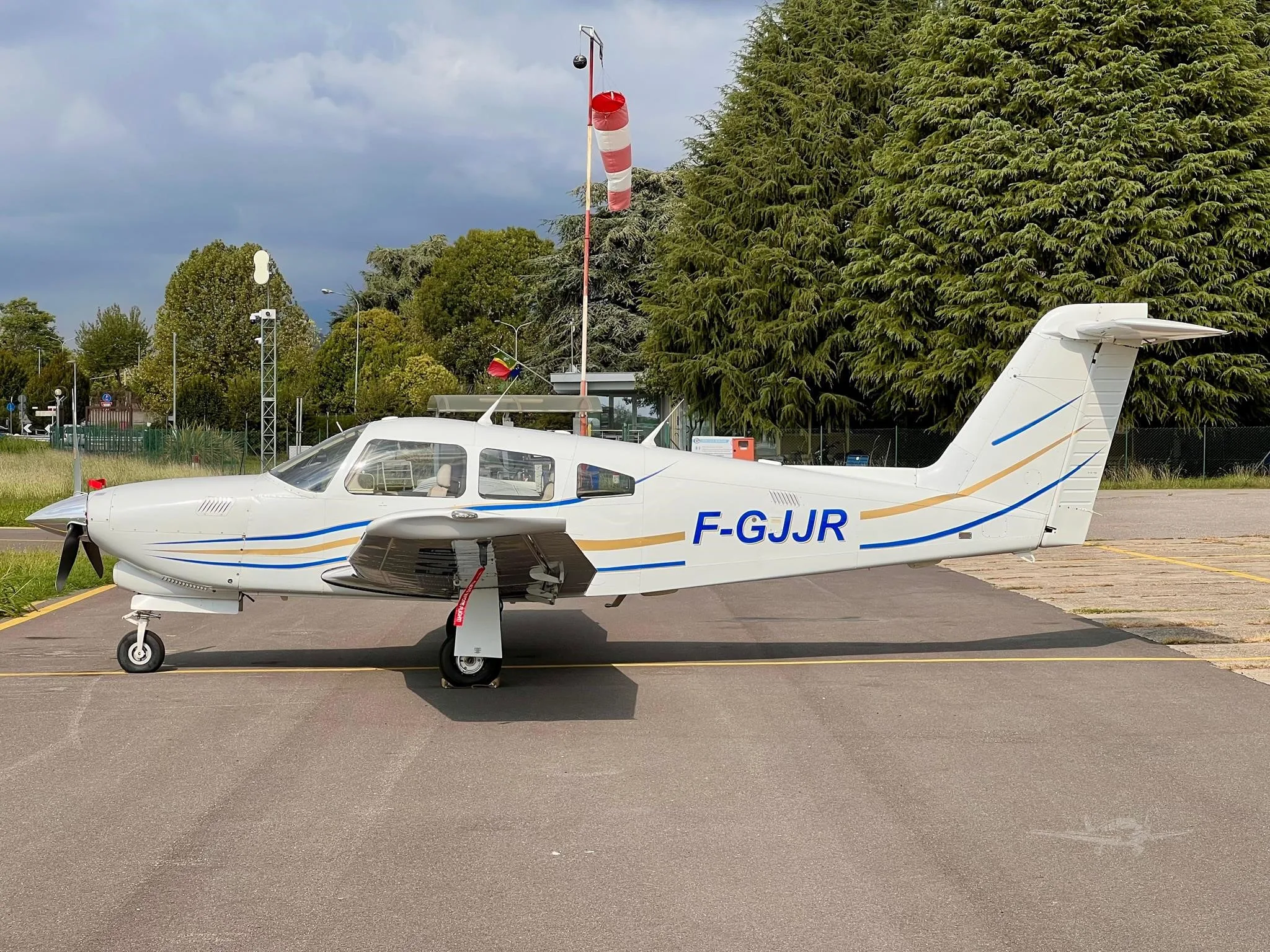 Exterior view of a 1984 PIPER TURBO ARROW IV, F-GJJR.