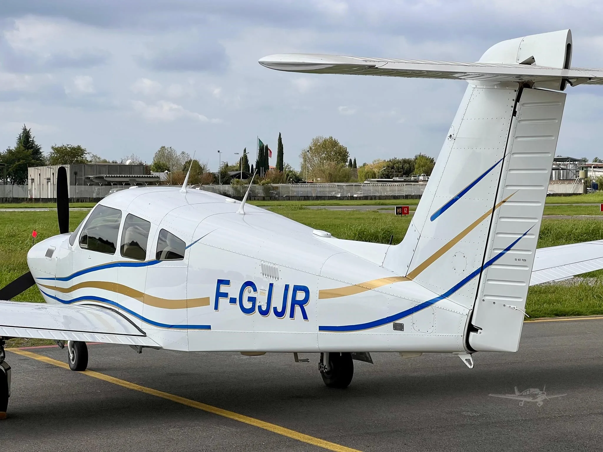 Exterior view of a 1984 PIPER TURBO ARROW IV, F-GJJR.