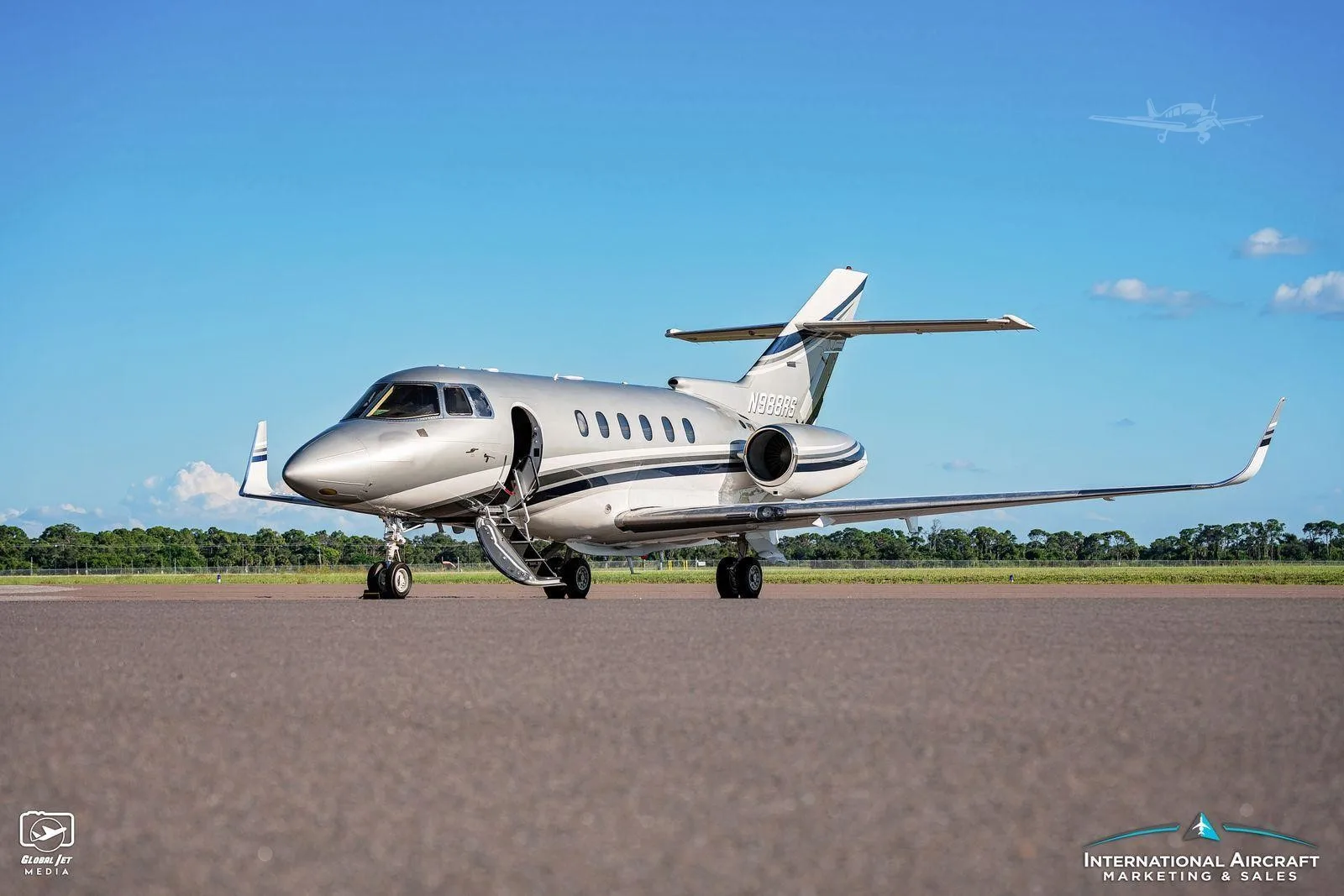 Exterior view of a 2002 HAWKER 800XP, N988RS.